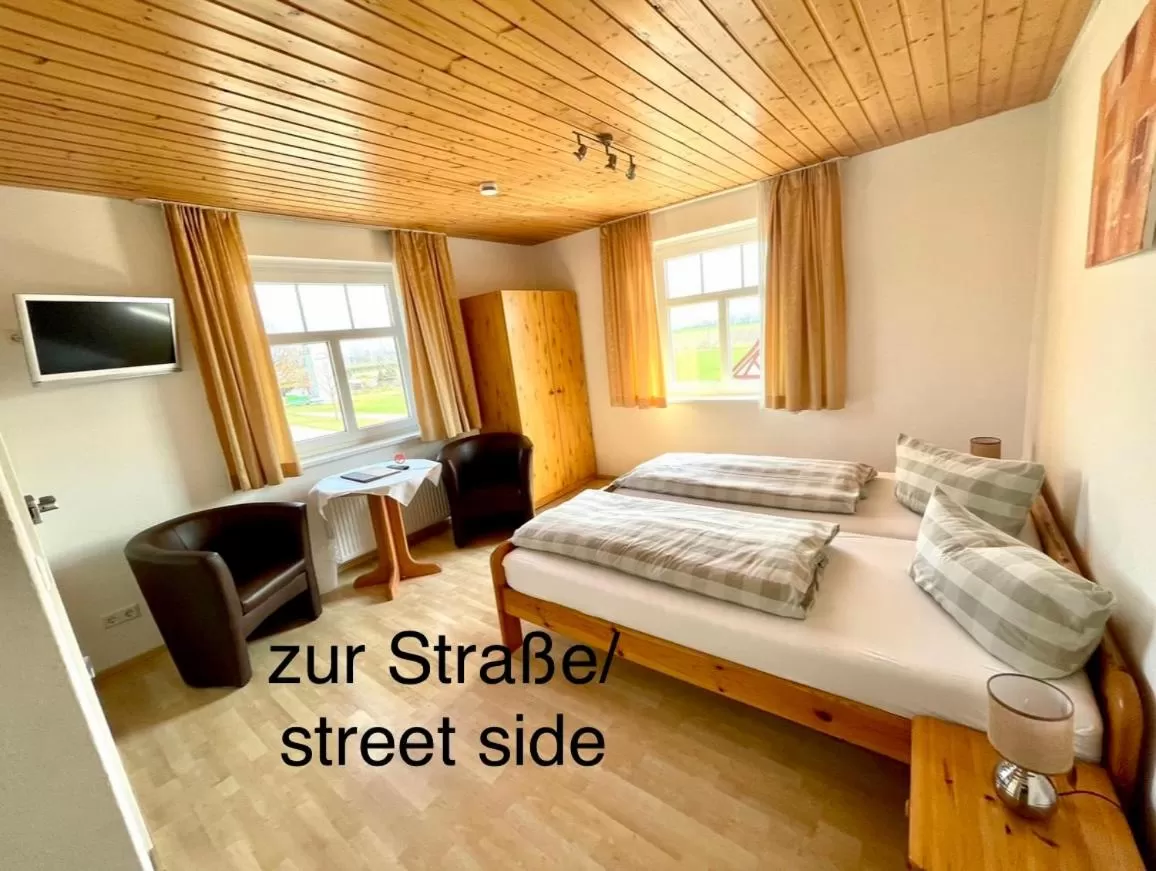 Bed in Landgasthof Linde Hepbach, Hotel & Restaurant