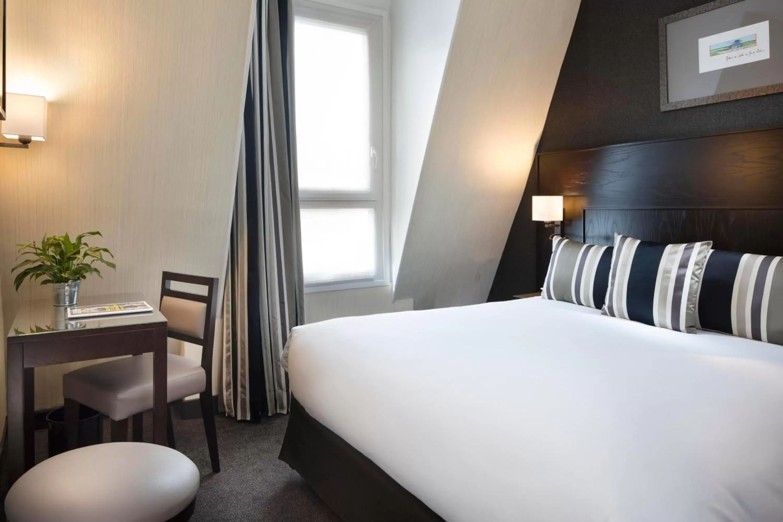 Superior Double Room in Hôtel Albert 1er Paris Lafayette Superior Double Room in Hôtel Albert 1er Paris Lafayette