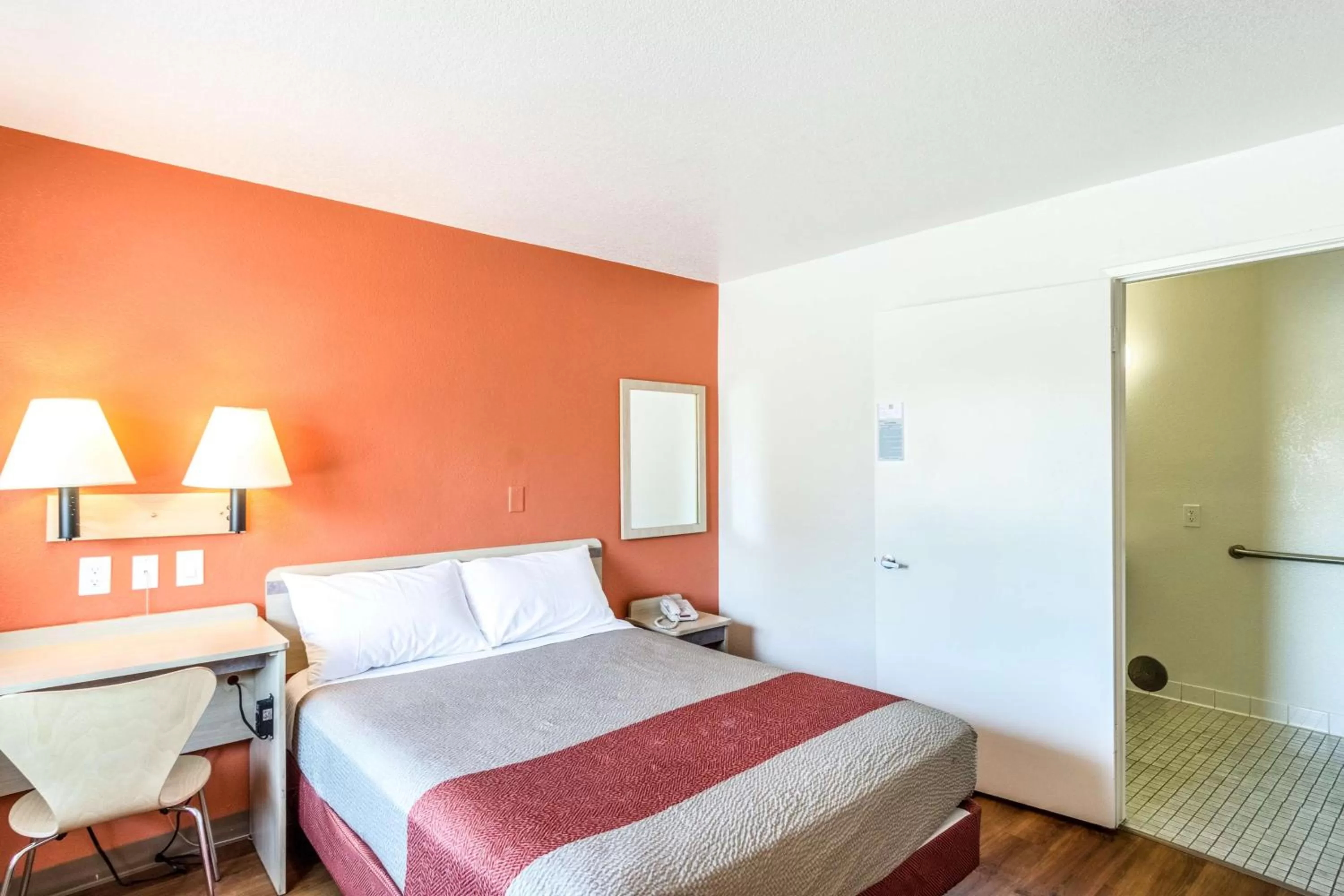 TV and multimedia, Bed in Motel 6-Redding, CA - Central