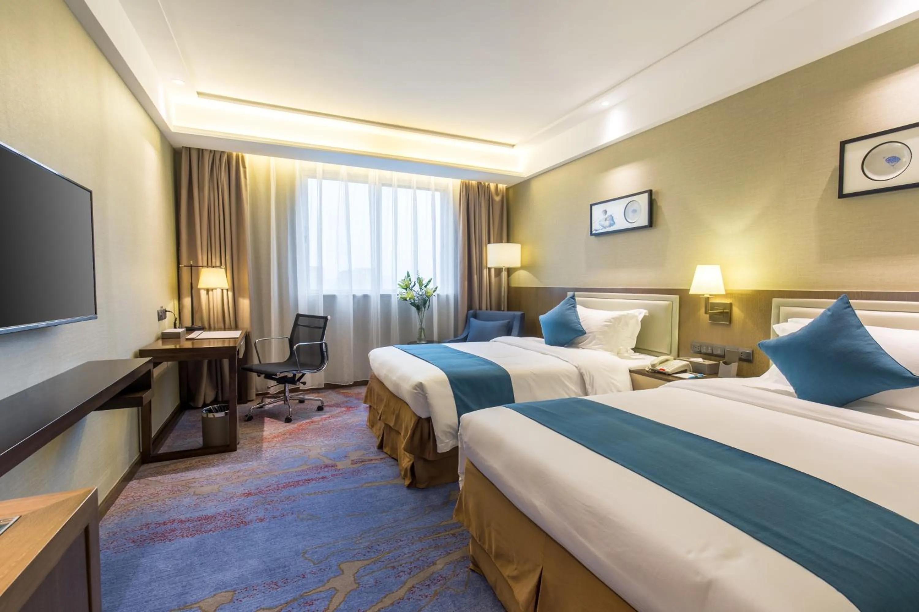 Photo of the whole room, Bed in Wan Yue Grand Skylight Hotel