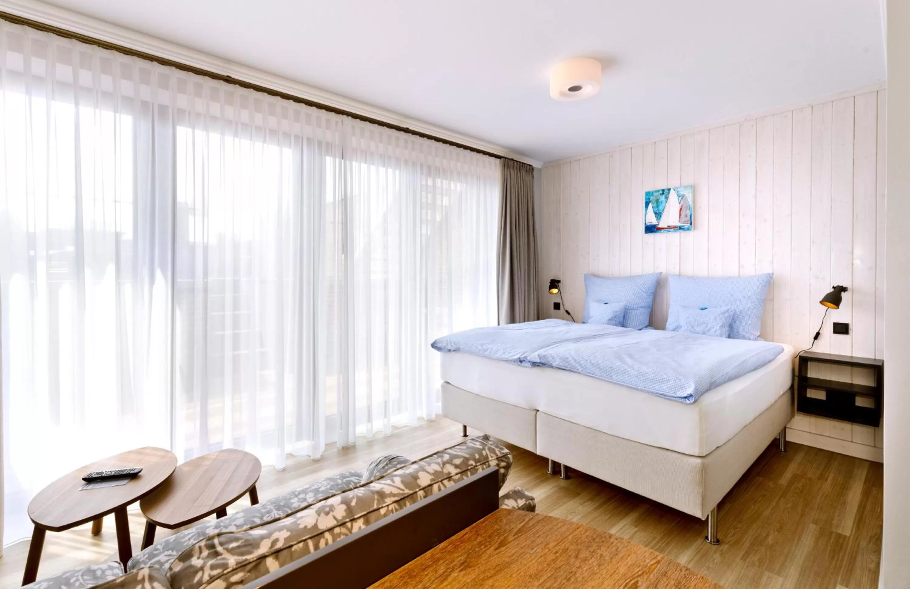 Photo of the whole room, Bed in Logierhaus RheintorEins