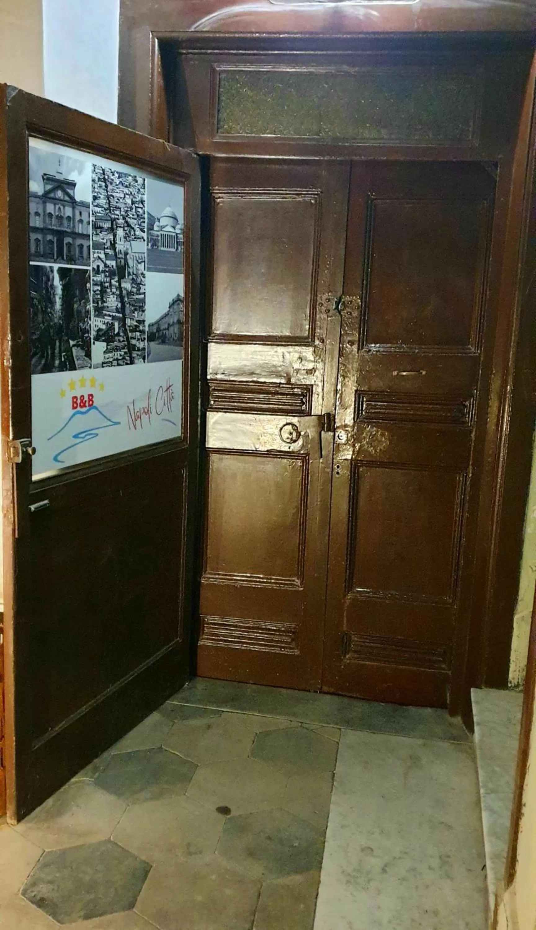 Facade/entrance in B&B Napoli Città