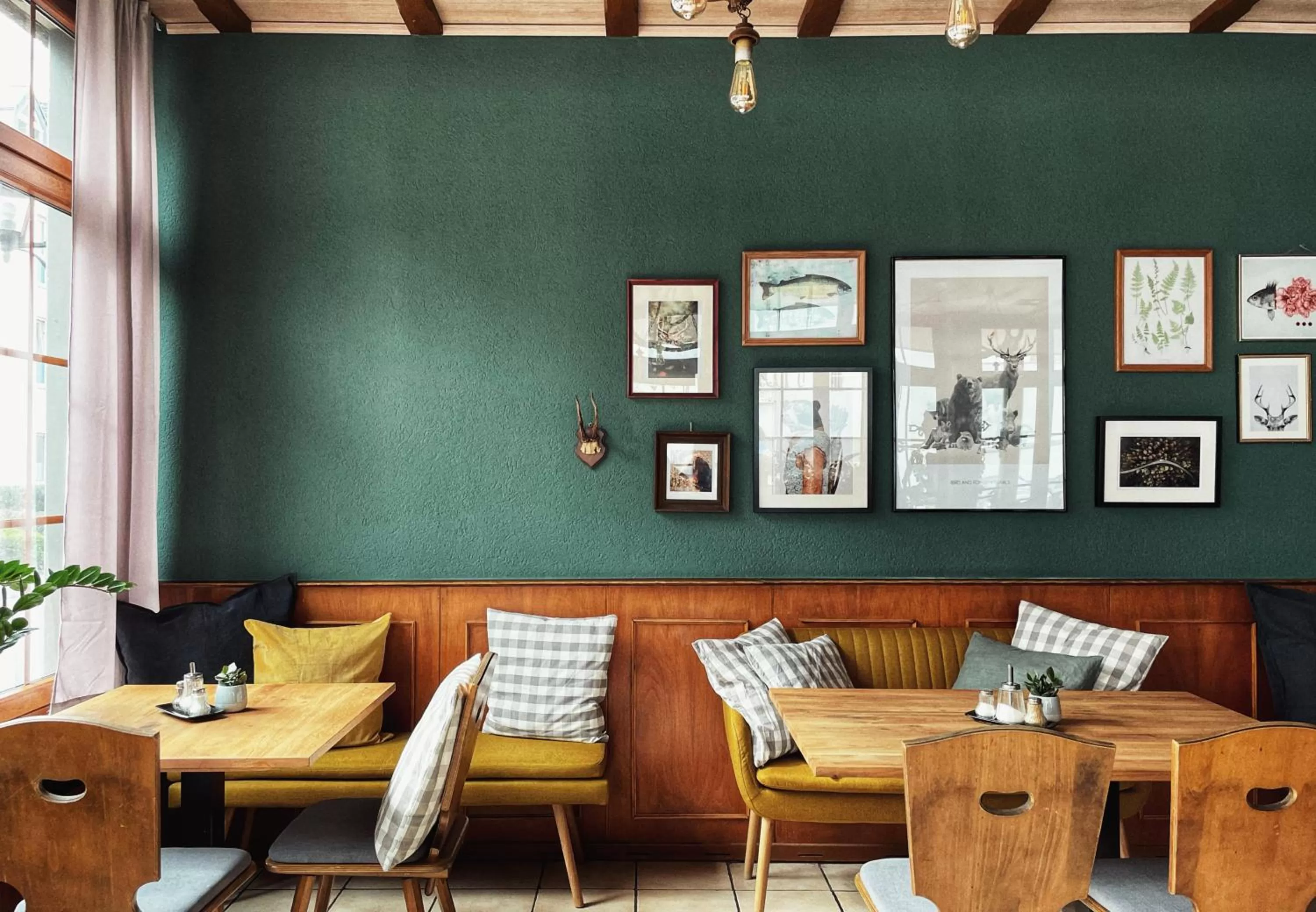 Lounge or bar in Hotel & Weinhaus Zum Schwarzen Bären