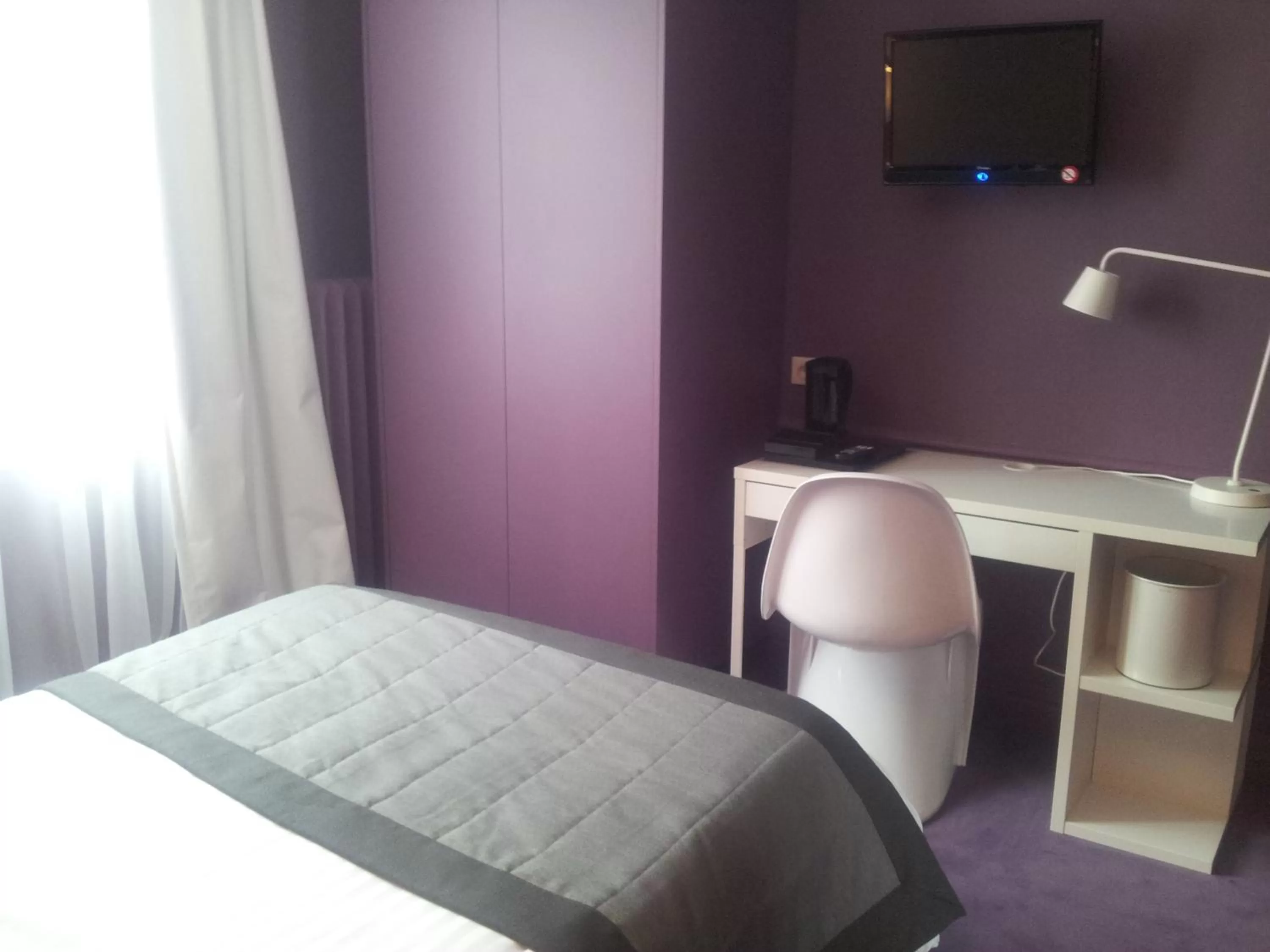 Seating area, Bed in Hôtel Cecyl Reims Centre