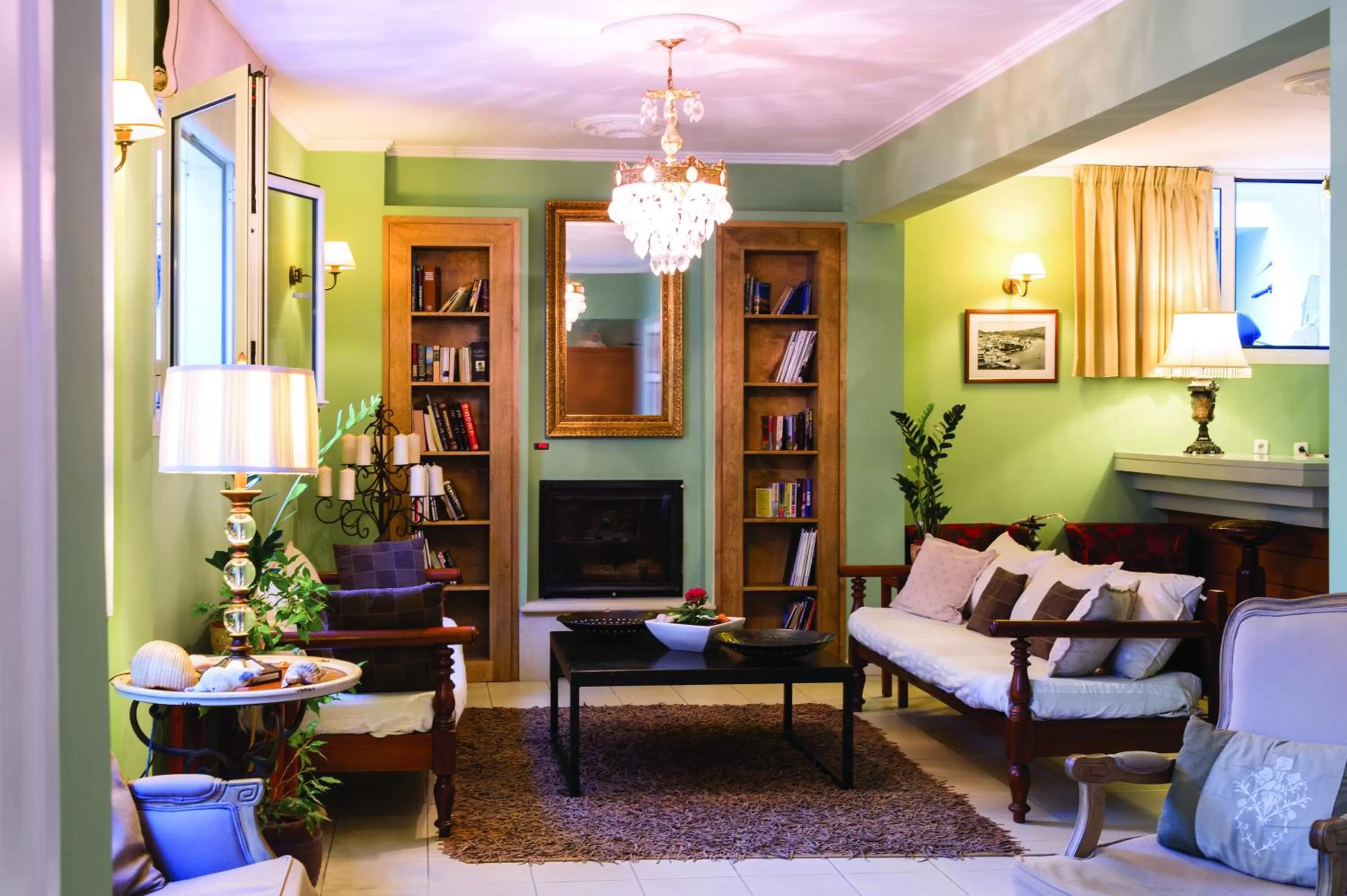 Communal lounge/ TV room in Ikaros Art Hotel