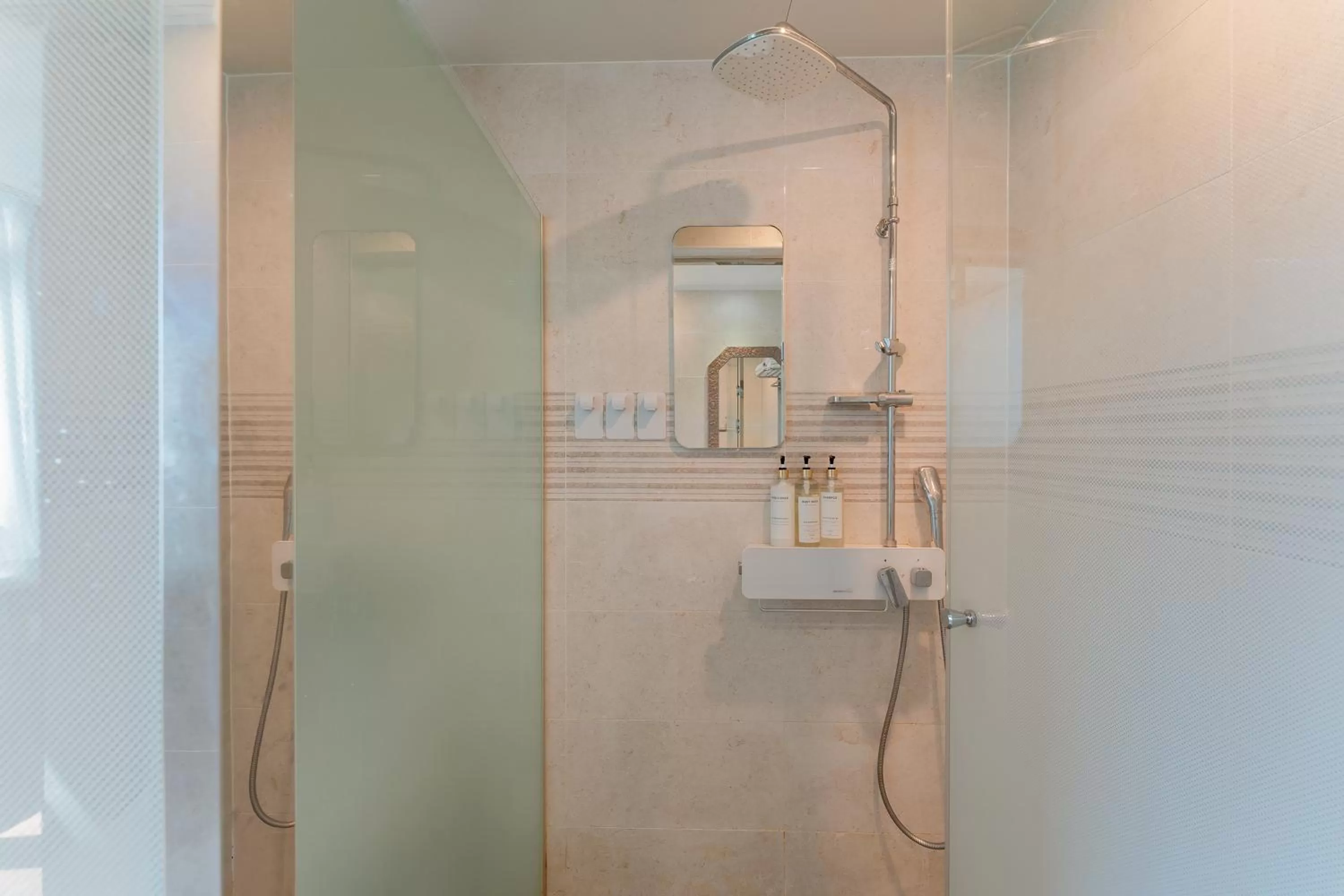 Shower in Central Park Hotel Busan