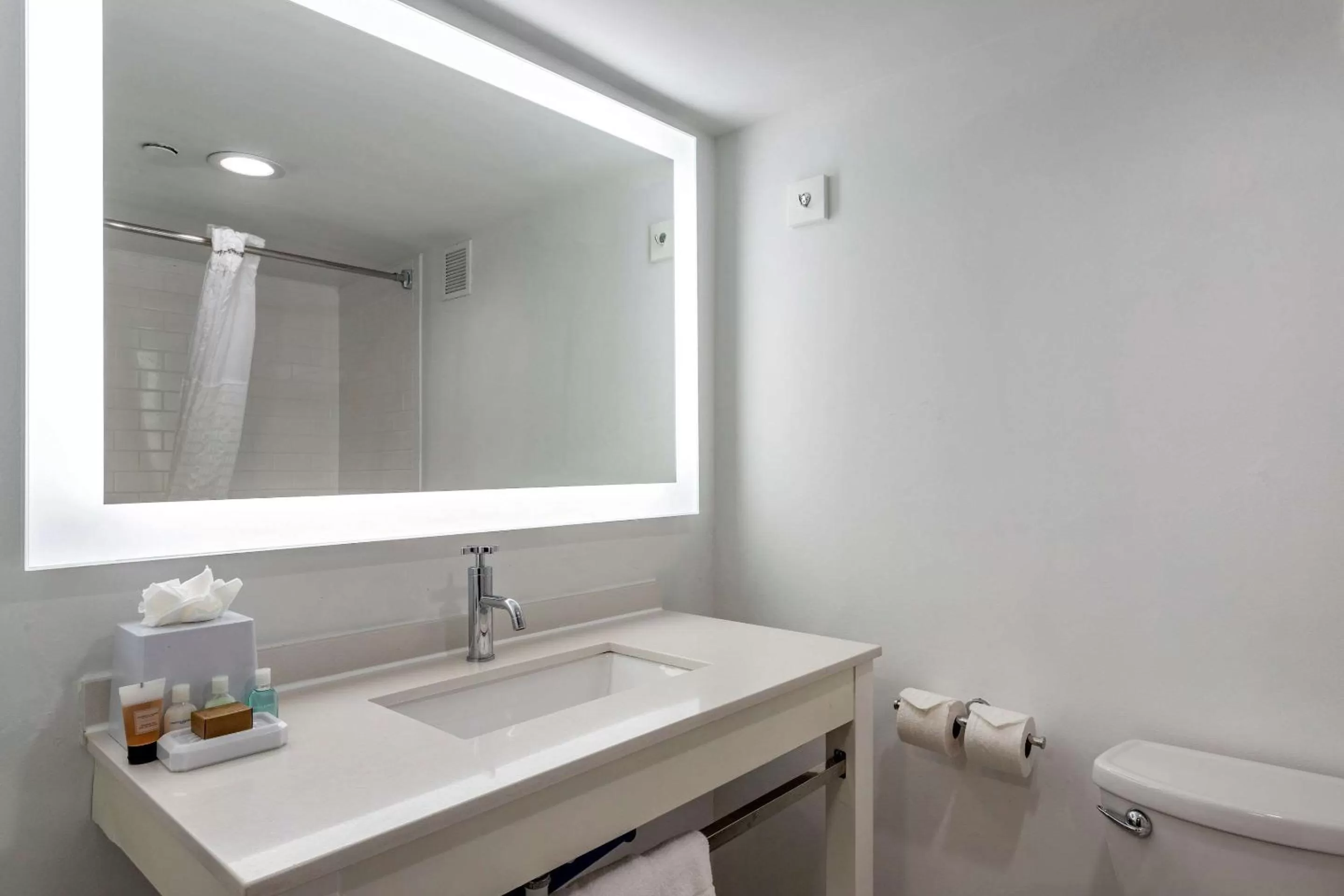 Bedroom, Bathroom in Clarion Pointe Galveston Seawall