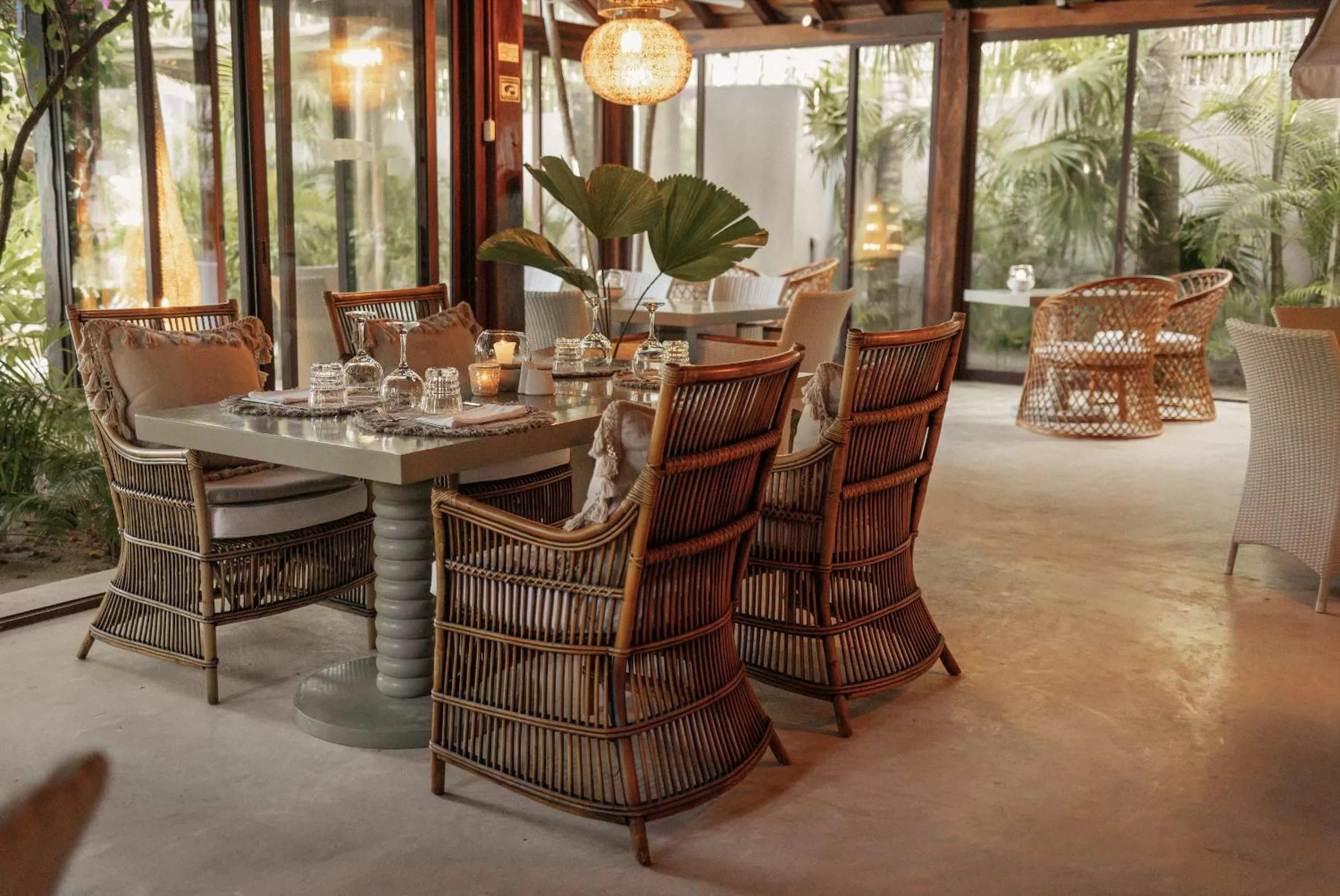 Restaurant/places to eat in Jashita Hotel