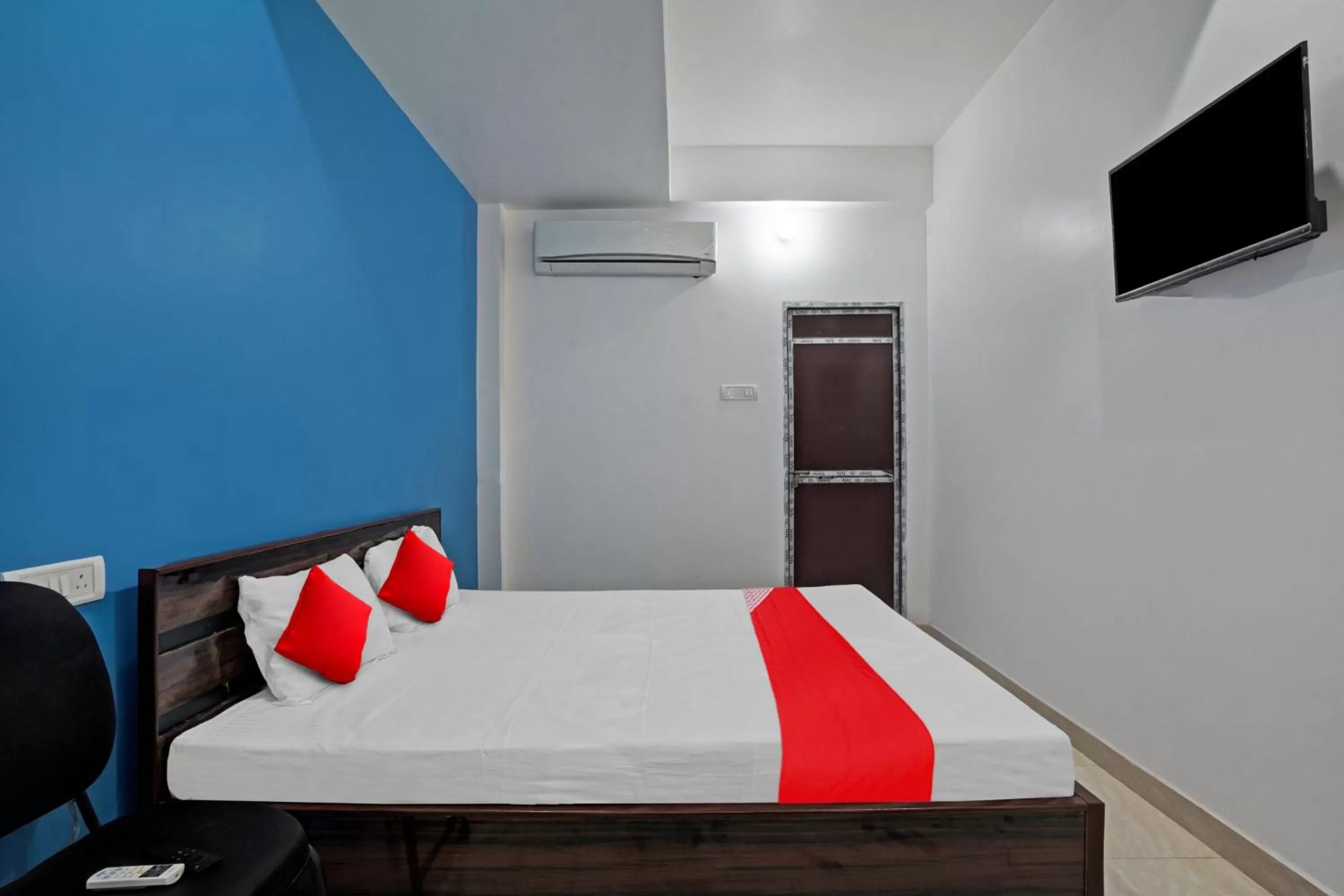 Bedroom, Bed in OYO Flagship Hotel Sun City