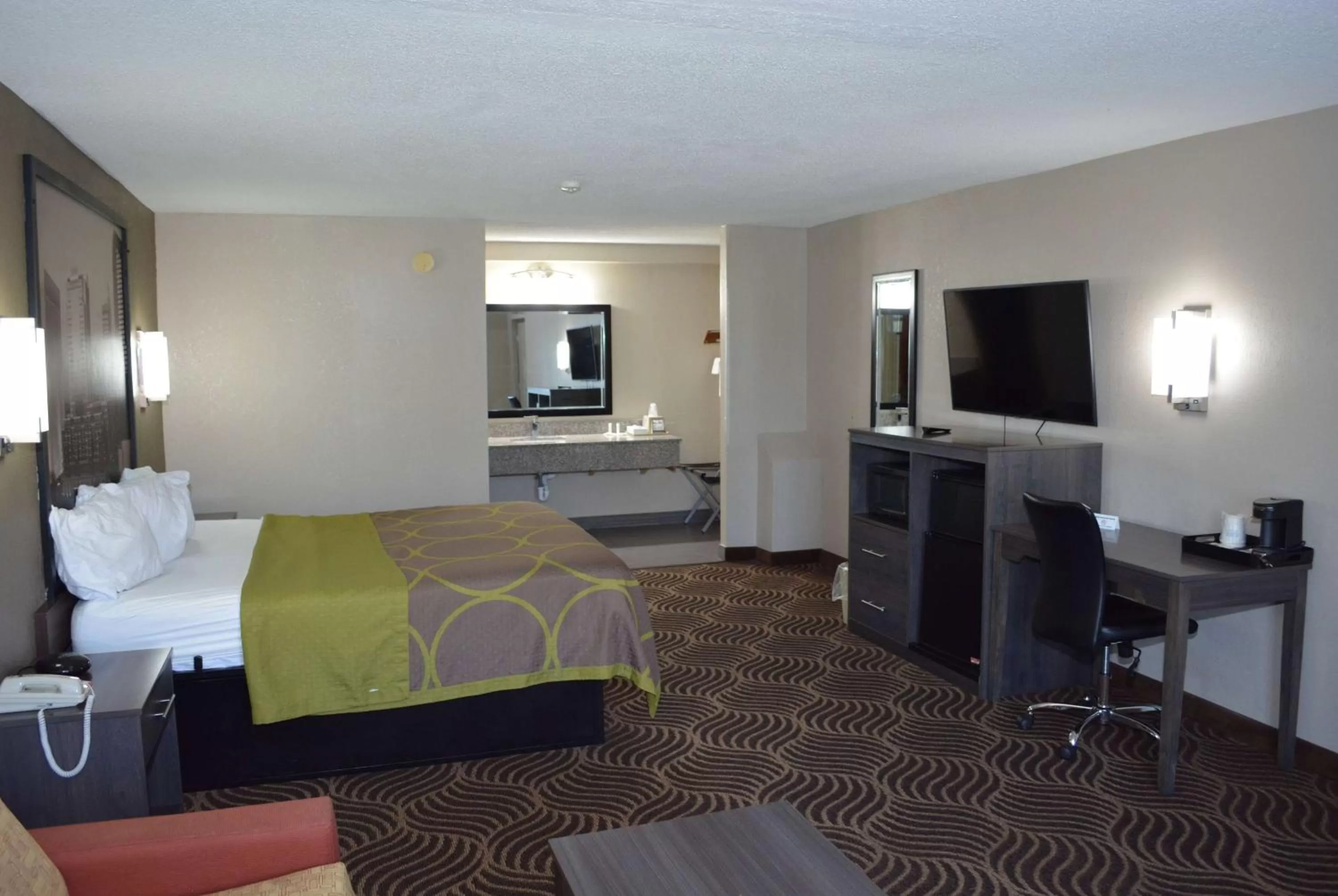 Photo of the whole room, Bed in Super 8 by Wyndham Huntersville/Charlotte Area