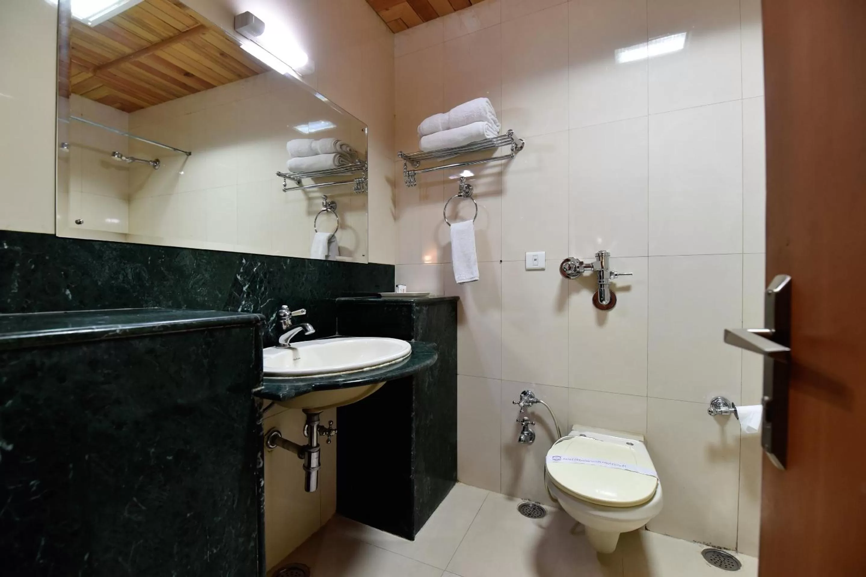 Toilet in Hotel Broadways Inn