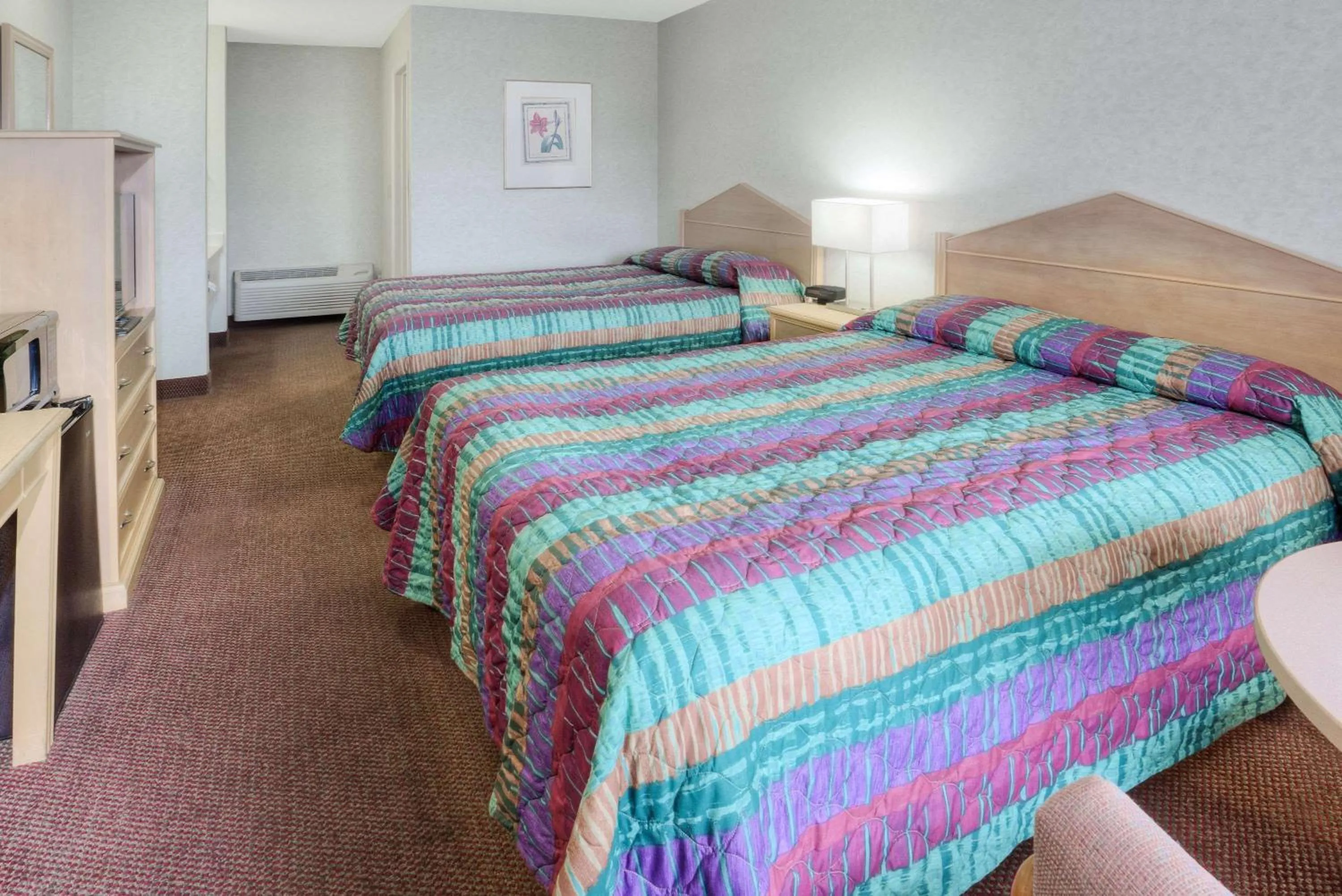 Photo of the whole room, Bed in Knights Inn Pasco