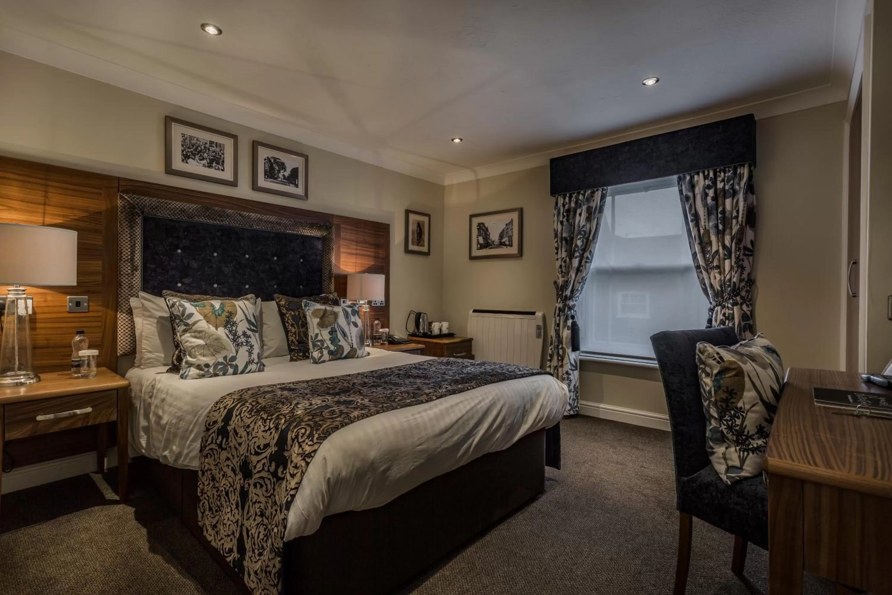 Bathroom, Bed in The Admiral Rodney Hotel, Horncastle, Lincolnshire - The Coaching Inn Group