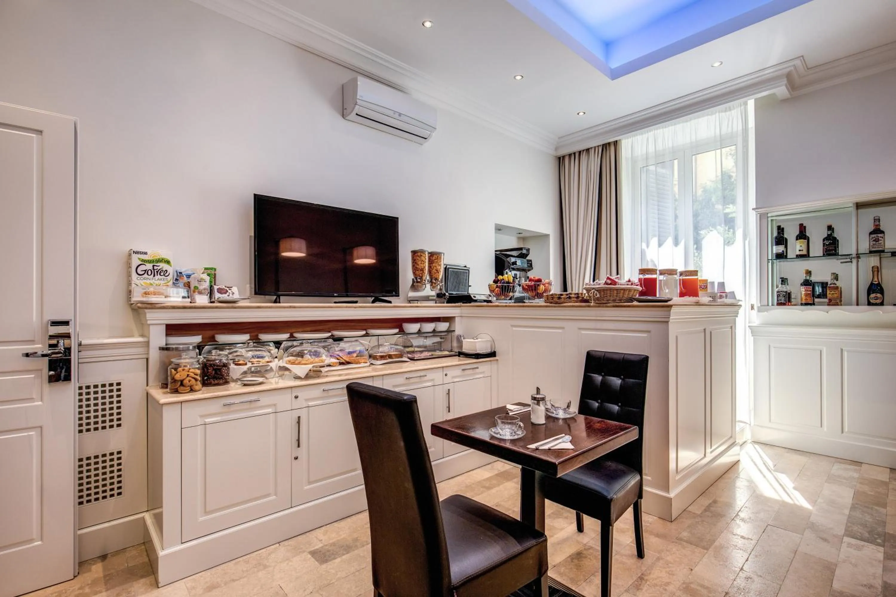 Italian breakfast in Hotel dei Quiriti Suite