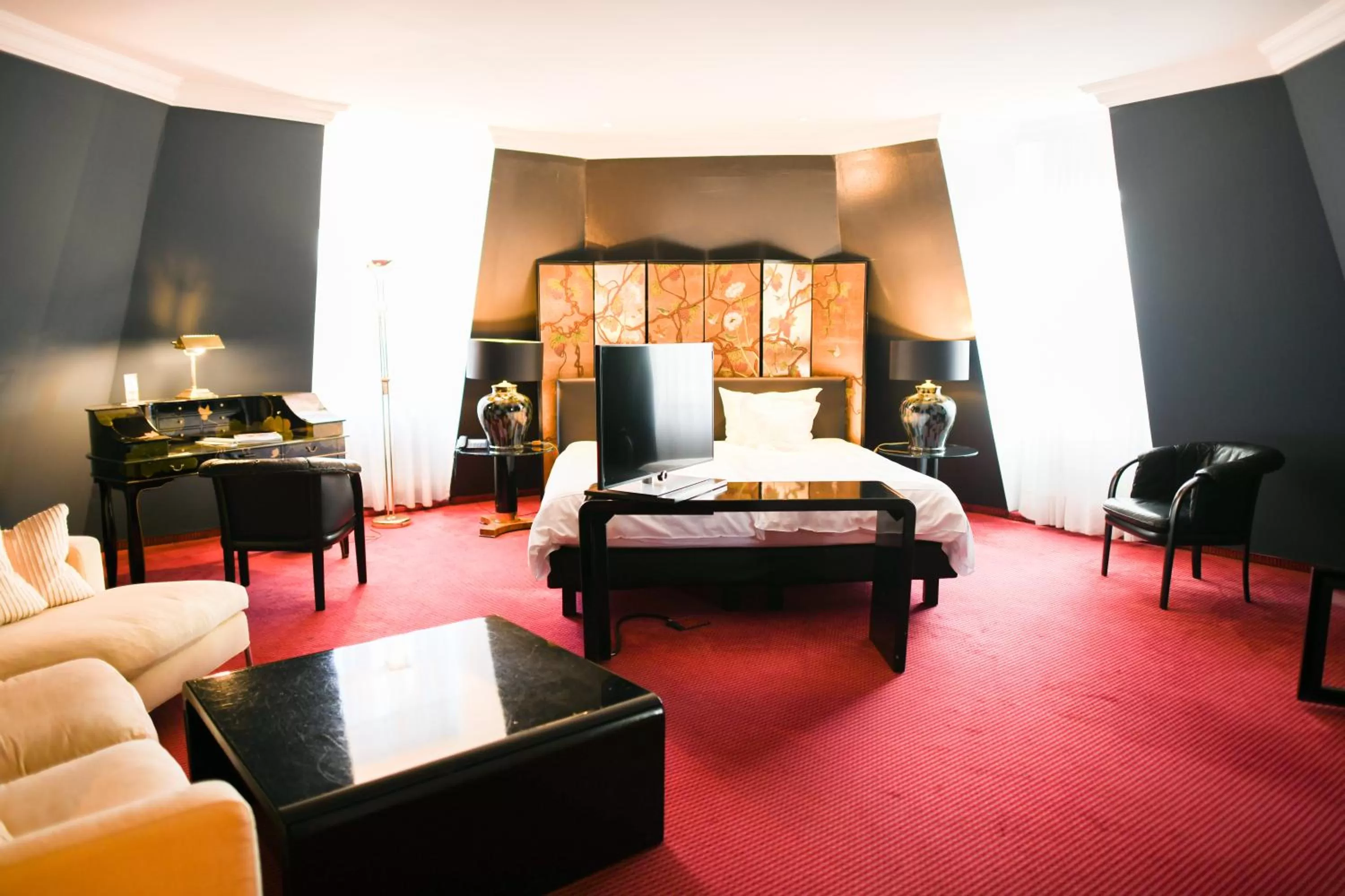 Seating area, Bed in Hotel Bamberger Hof Bellevue