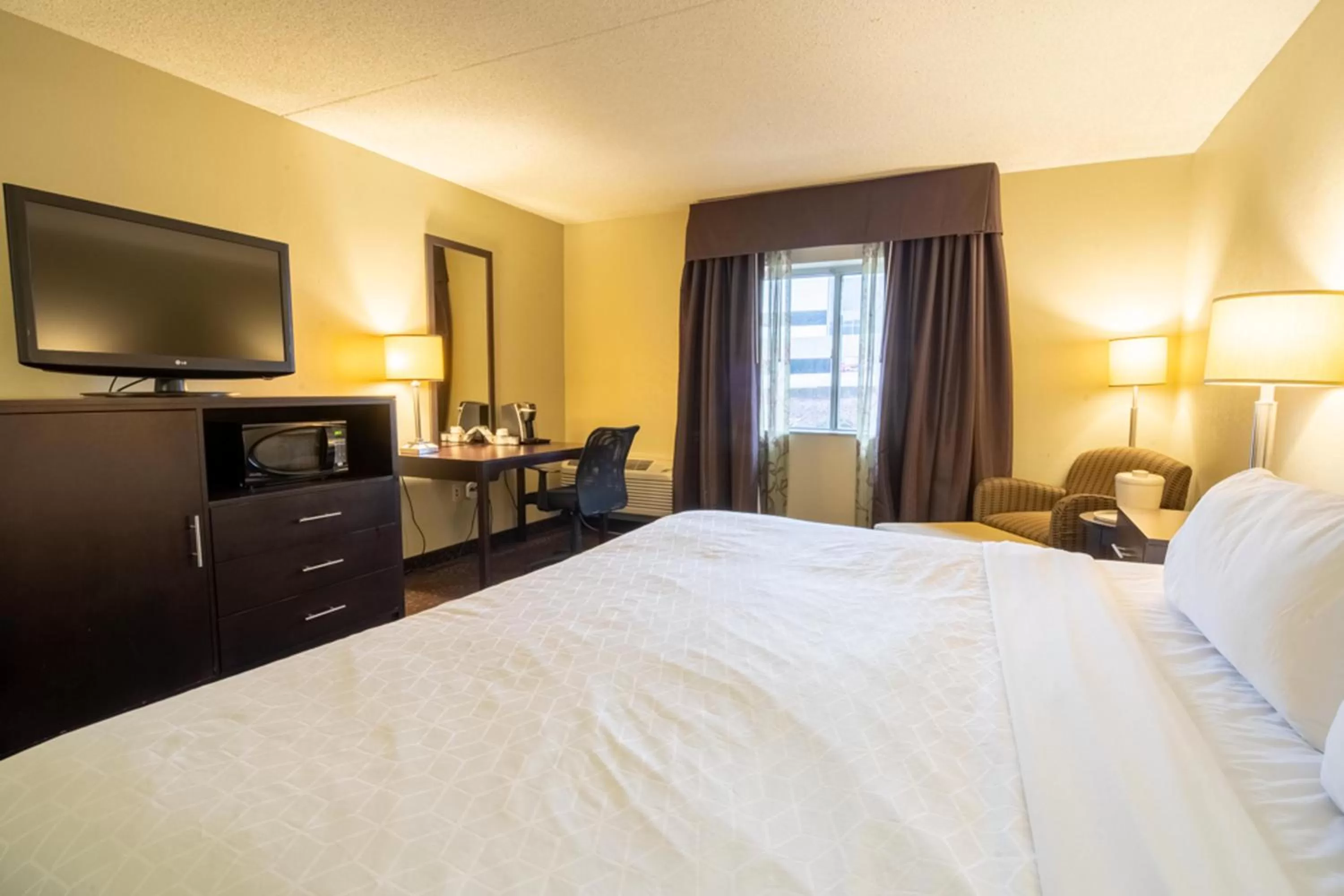 Photo of the whole room, Bed in Holiday Inn Express Hotel & Suites Pittsburgh Airport by IHG