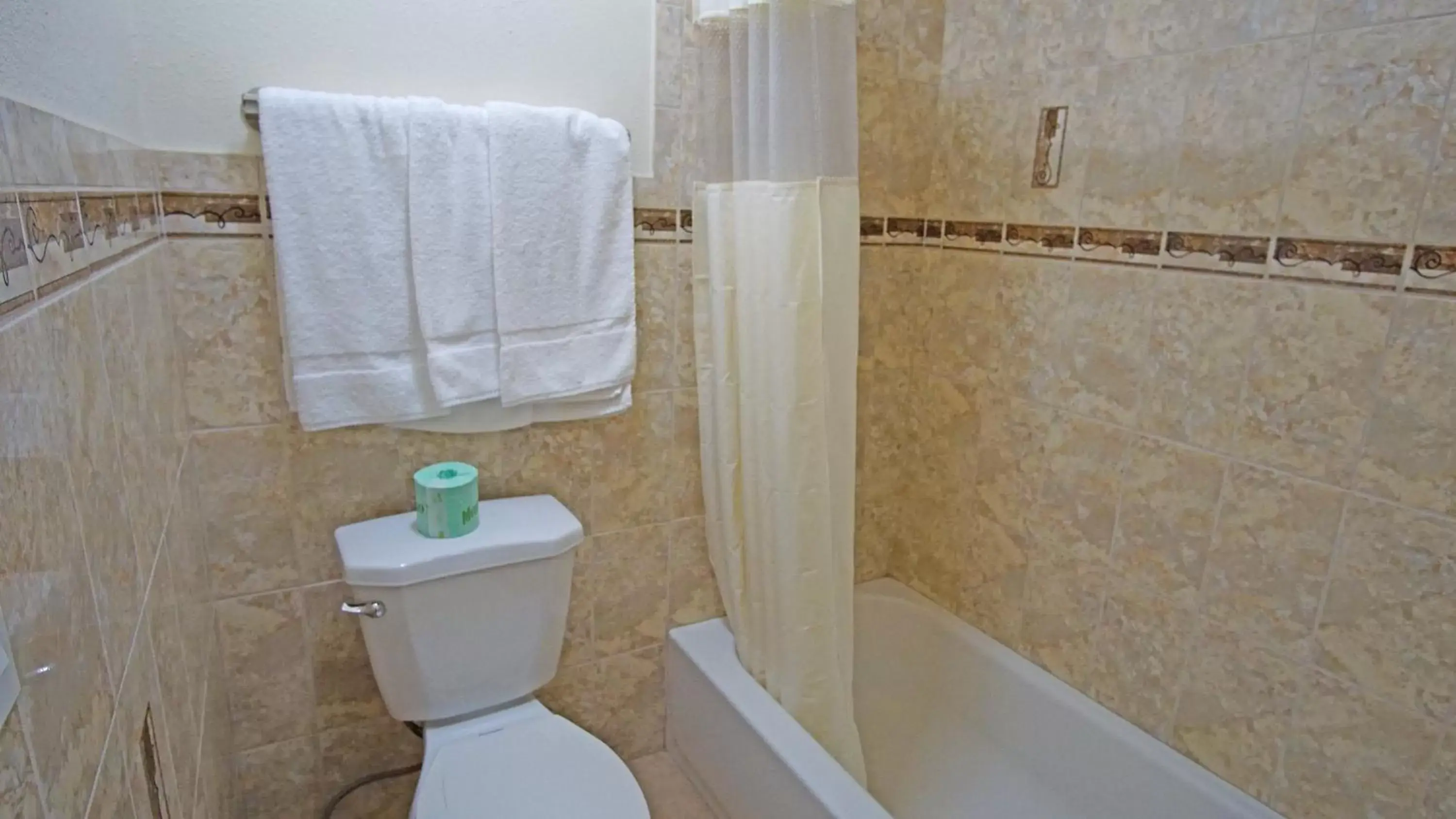 Bathroom in Lincoln Motel - Los Angeles, Hollywood Area Bathroom in Lincoln Motel - Los Angeles, Hollywood Area