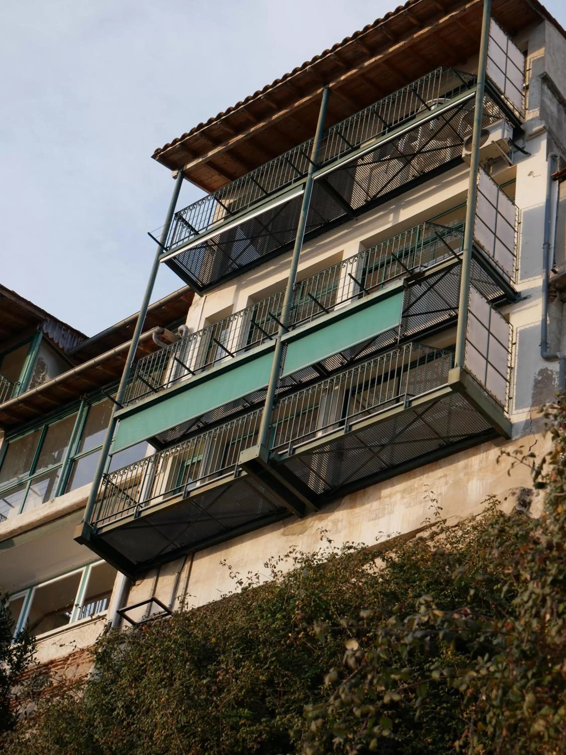 Property building in CÔTE GARONNE le BALCON DES DAMES -hôtel et restaurant- Tonneins Fauillet Marmande - vue panoramique bord de Garonne chambres climatisées
