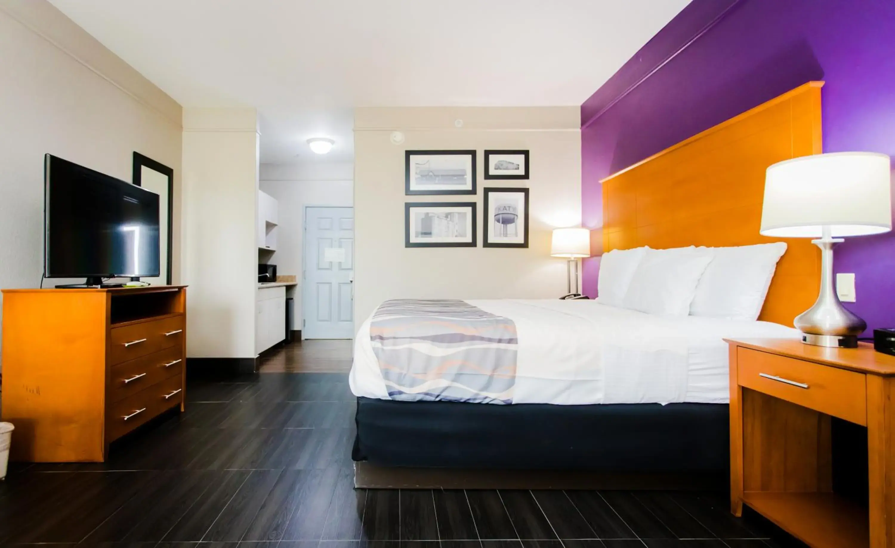 Standard King with Kitchenette in Palacio Royale Inn Signature Katy Standard King with Kitchenette in Palacio Royale Inn Signature Katy