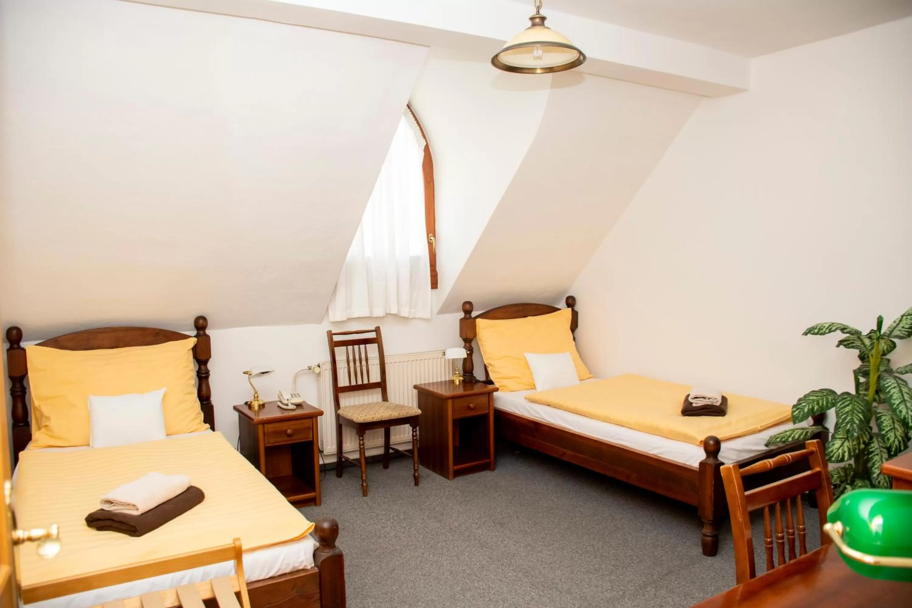 Photo of the whole room, Bed in Lafayette