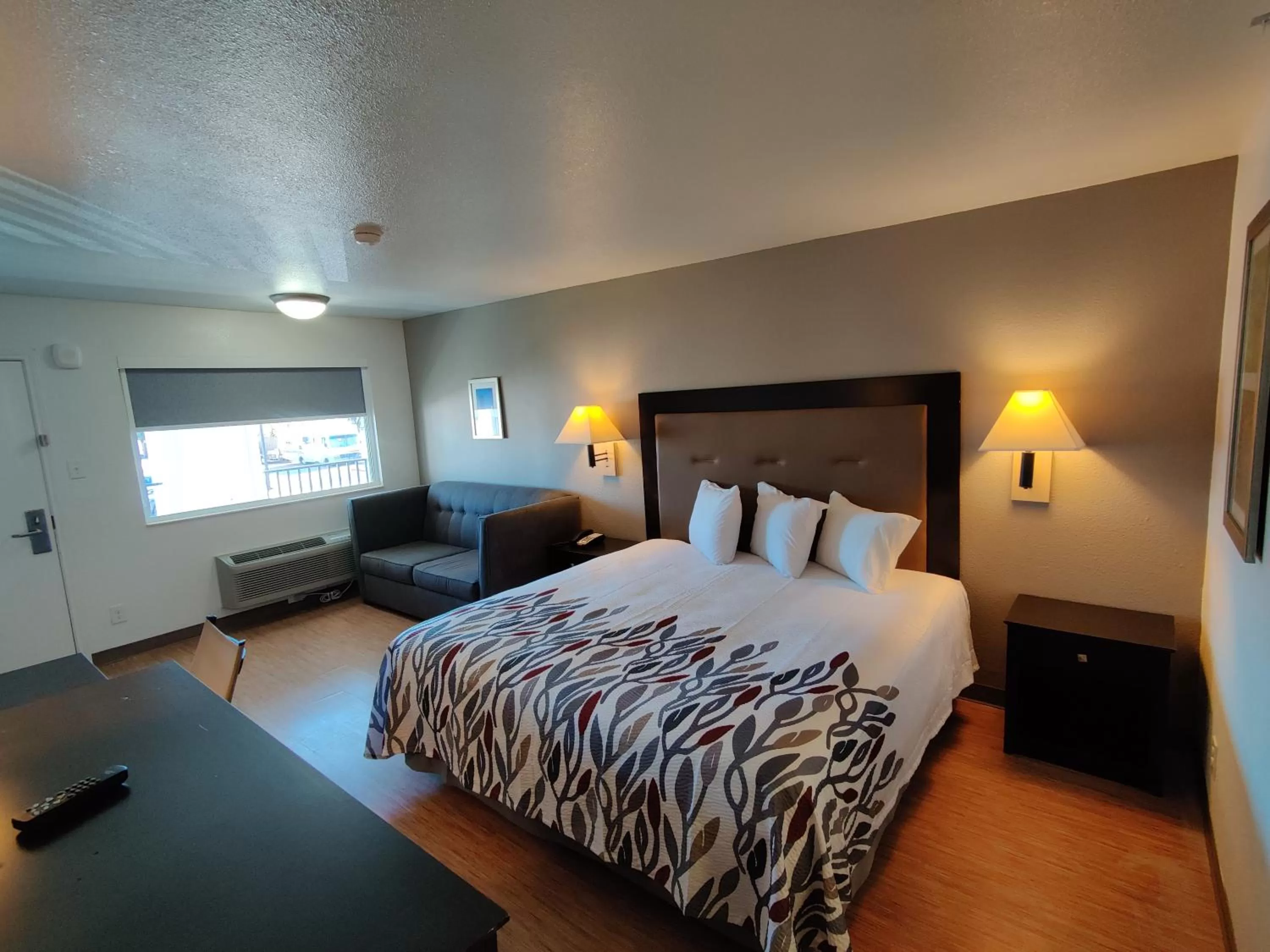 Photo of the whole room, Bed in Red Roof Inn Houston - Jersey Village