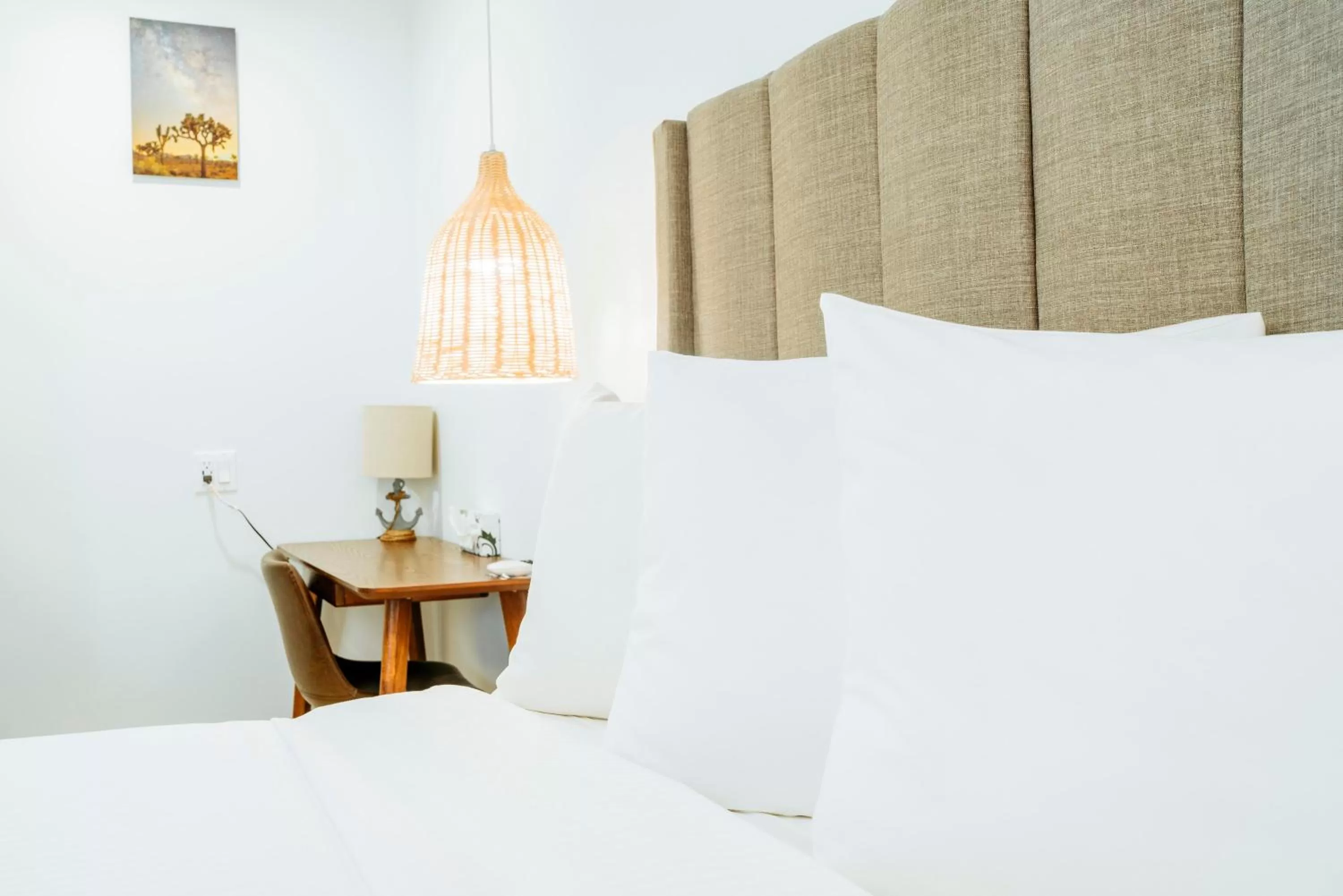 Bed in The Belmont Shore Inn