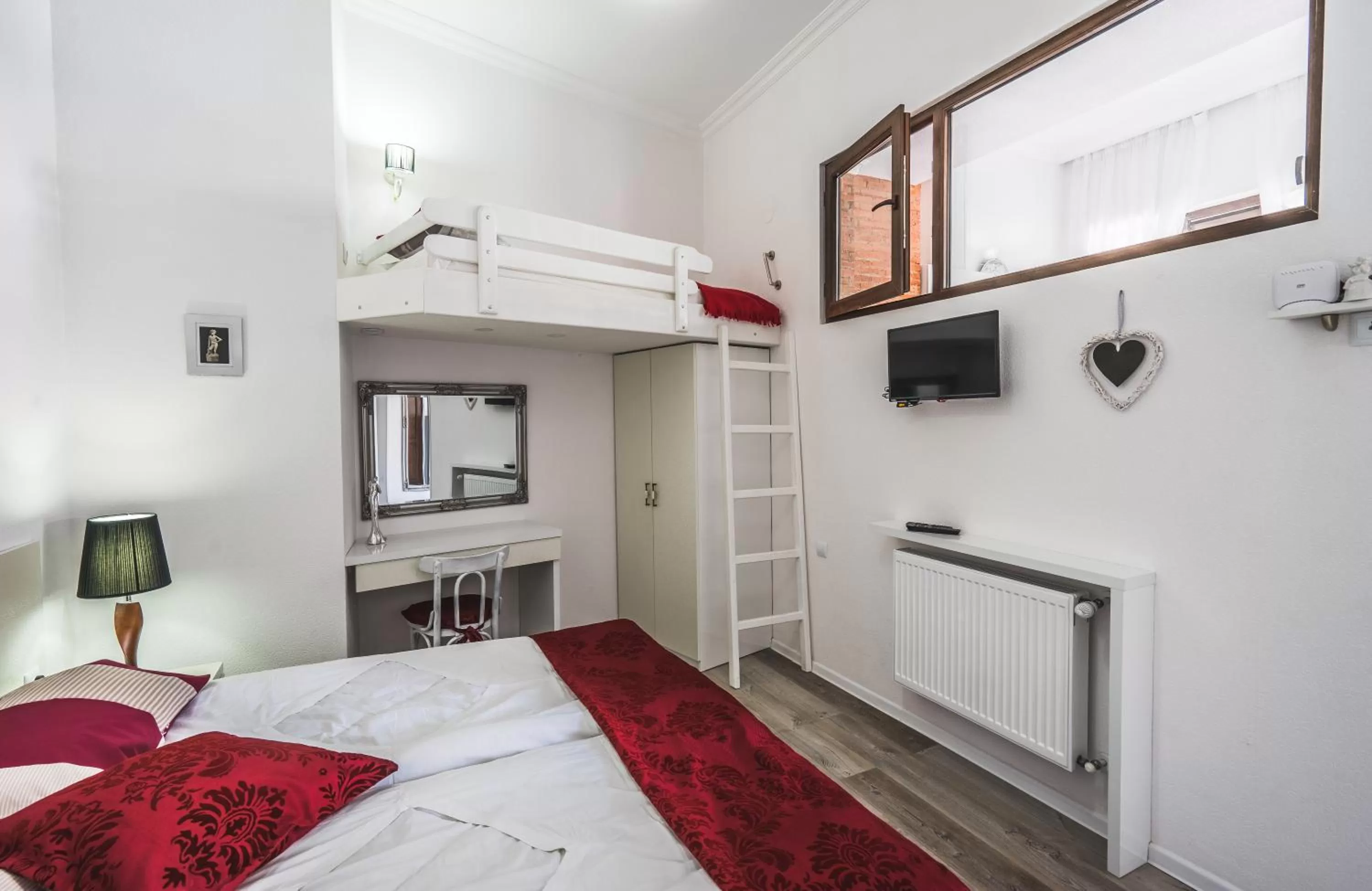 Bedroom, Bed in Silver Hotel