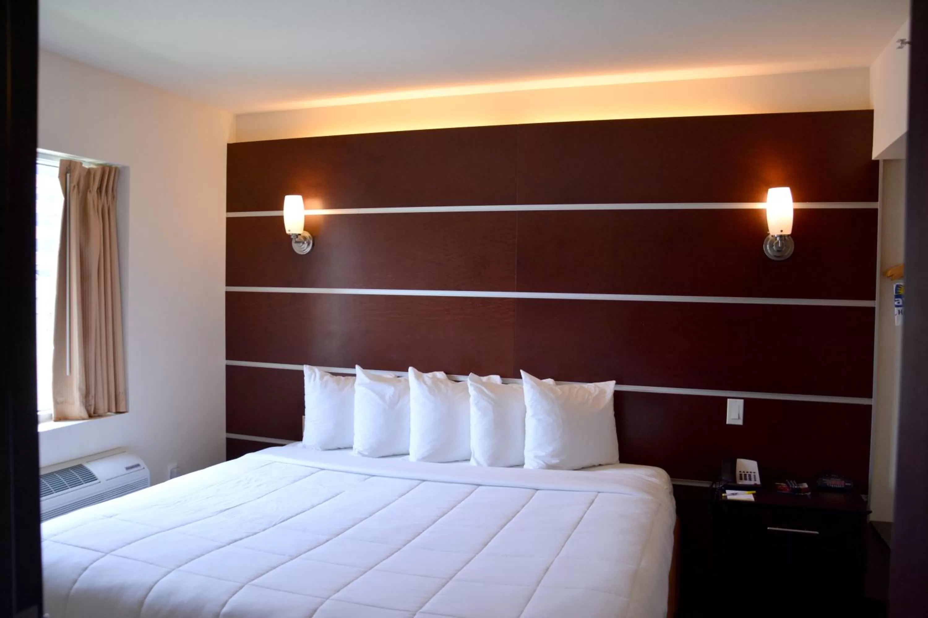 Queen Room - Disability Access/Non-Smoking in Days Inn & Suites by Wyndham Milwaukee