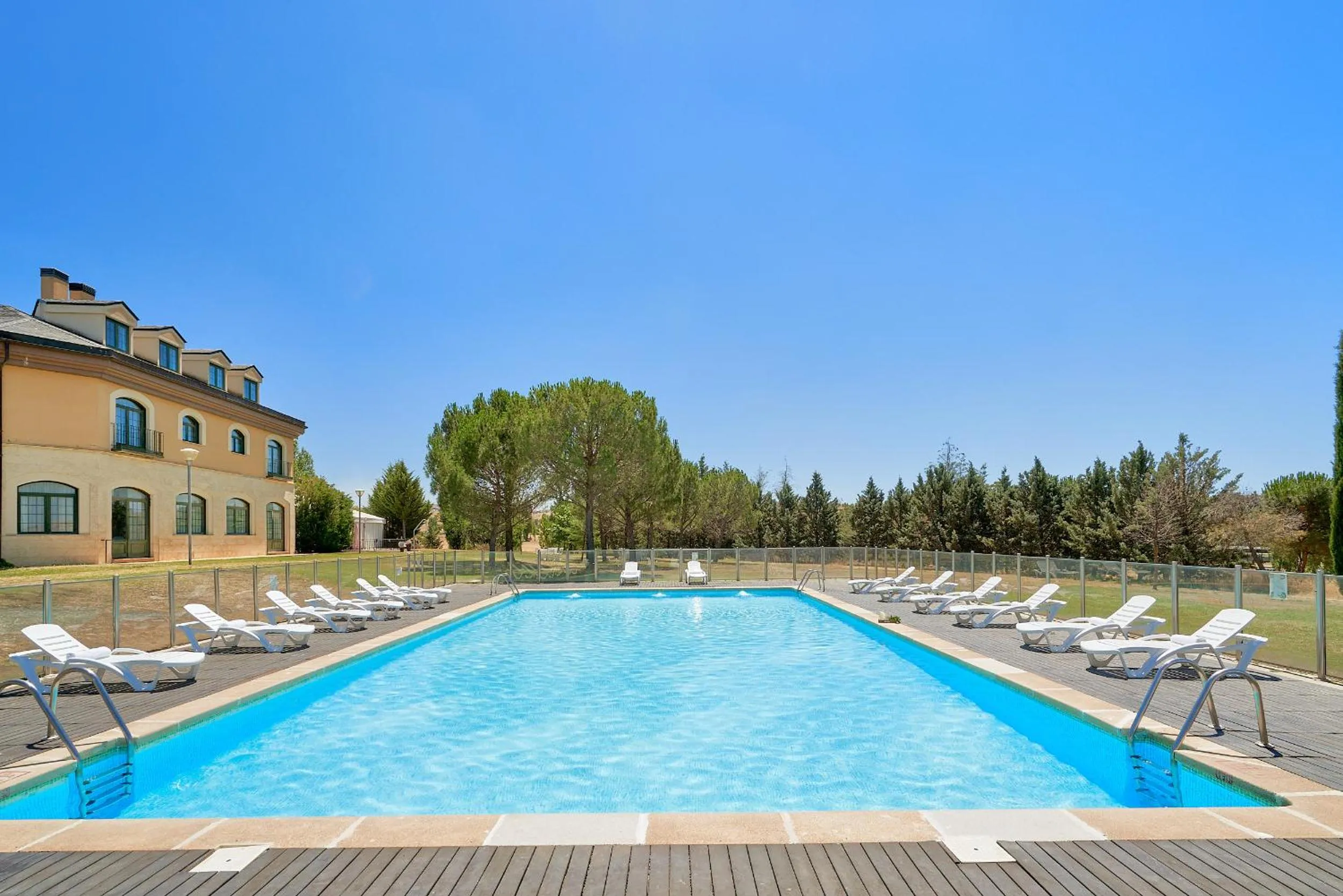 Swimming pool in Hotel Fontecruz Ávila