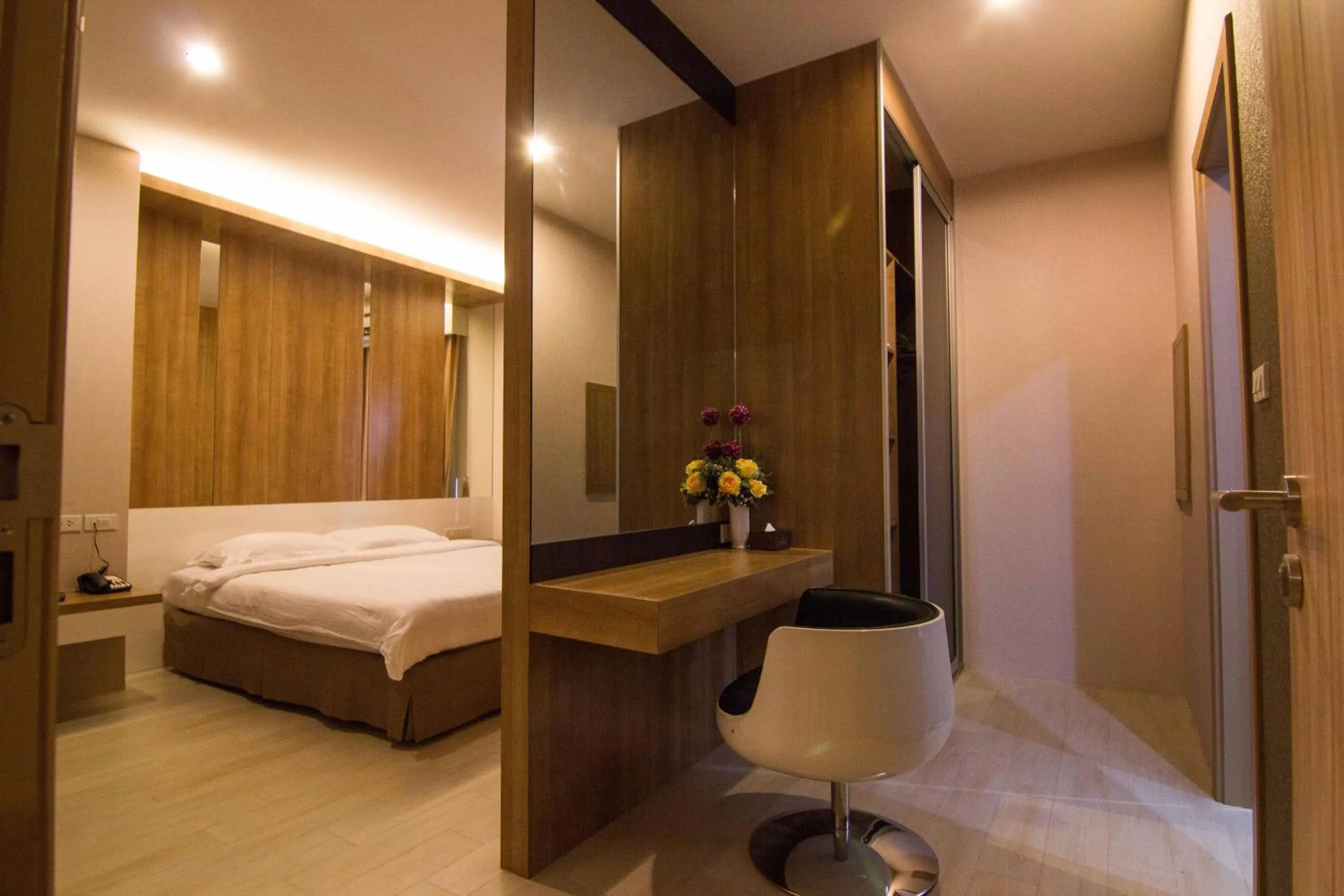Bedroom, Bed in Golden City Rayong Hotel