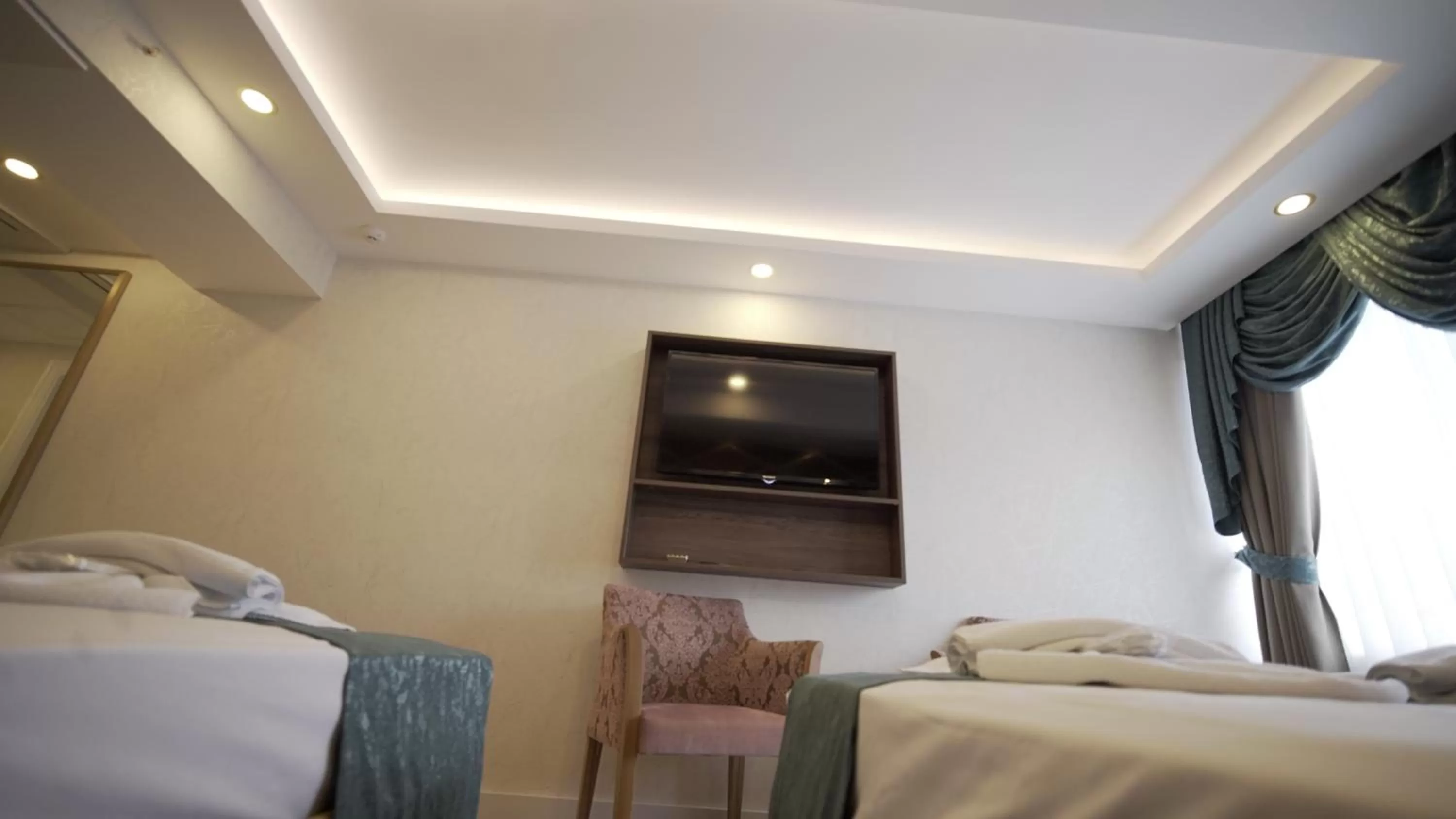 Communal lounge/ TV room, Bed in Burj Al Istanbul