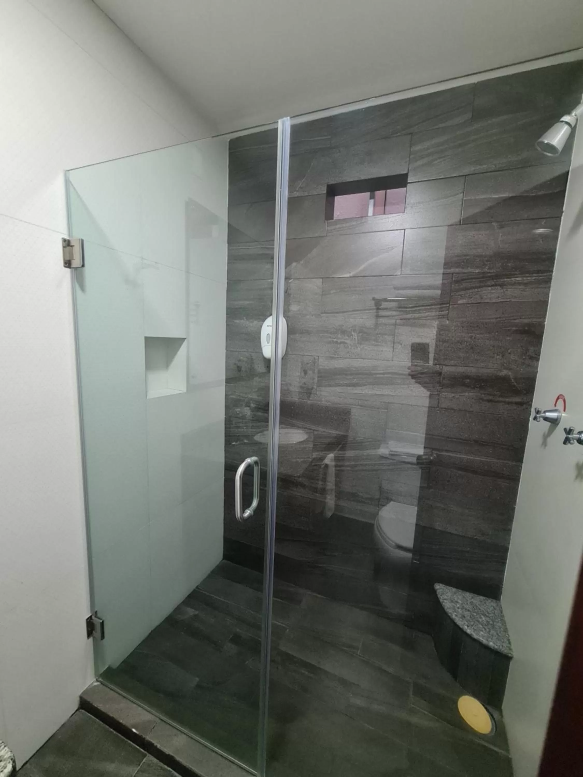 Bathroom in HOTEL FINA INN