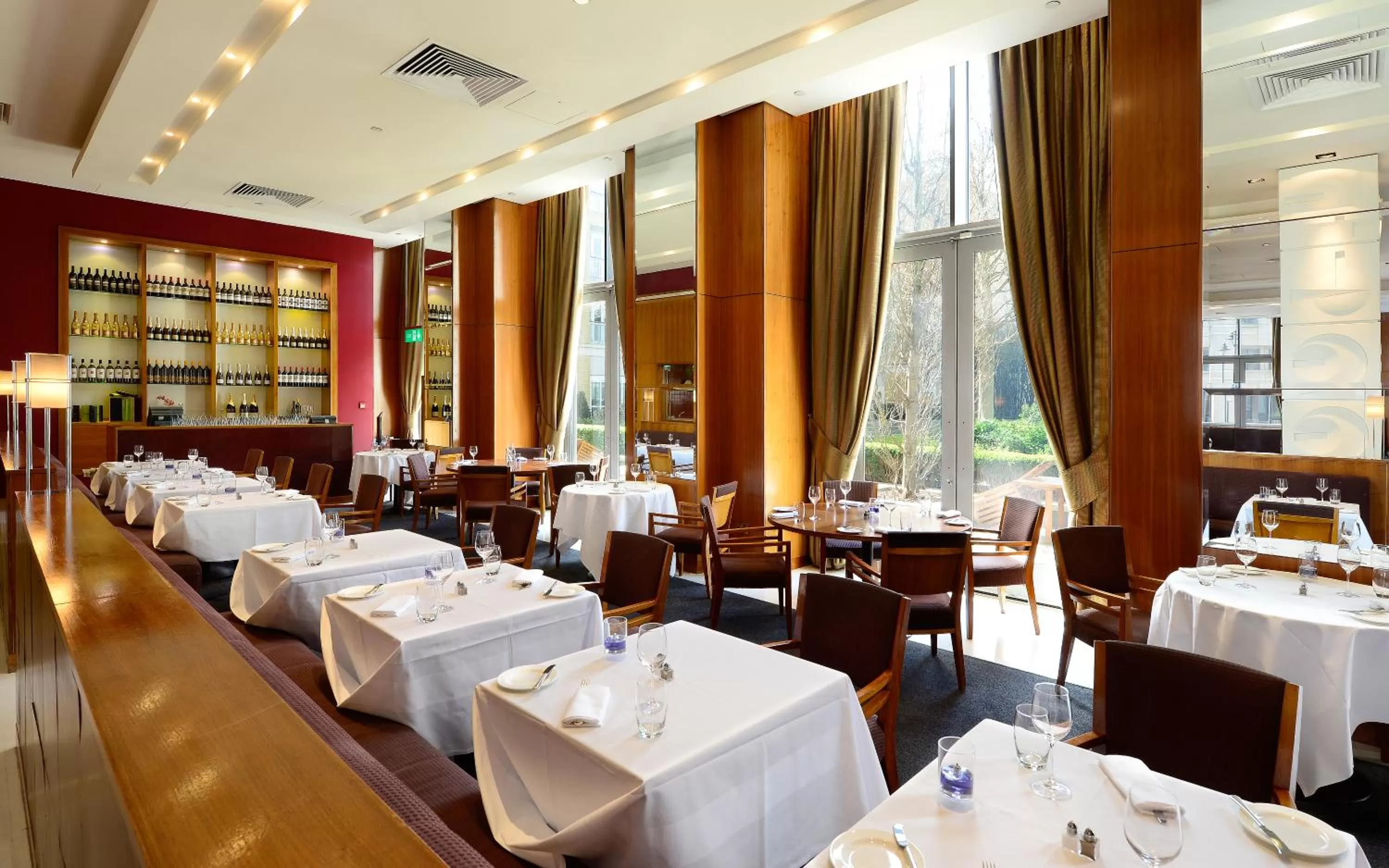 Restaurant/places to eat in Canary Riverside Plaza Hotel