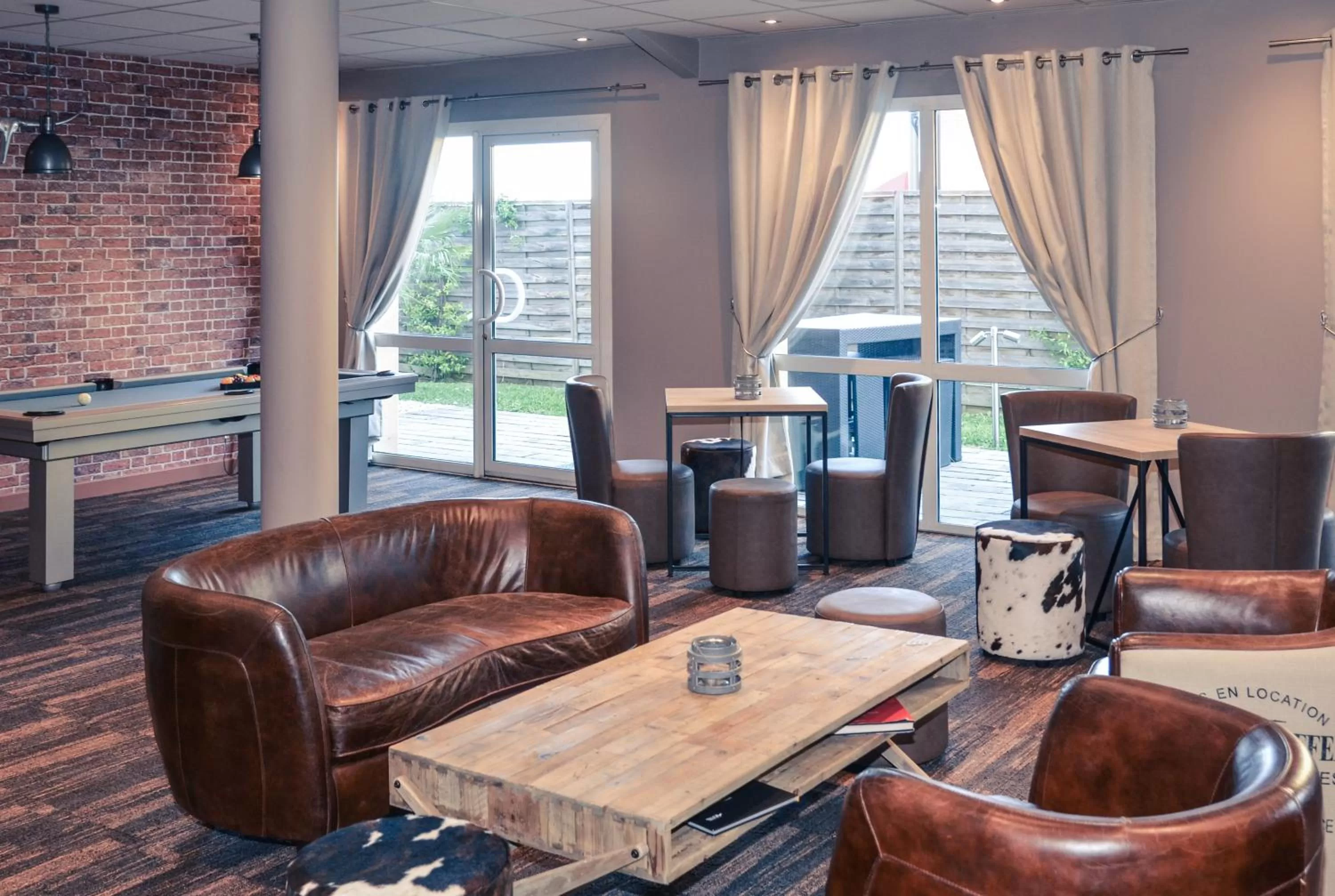 Lounge or bar in Mercure Lyon Est Chaponnay