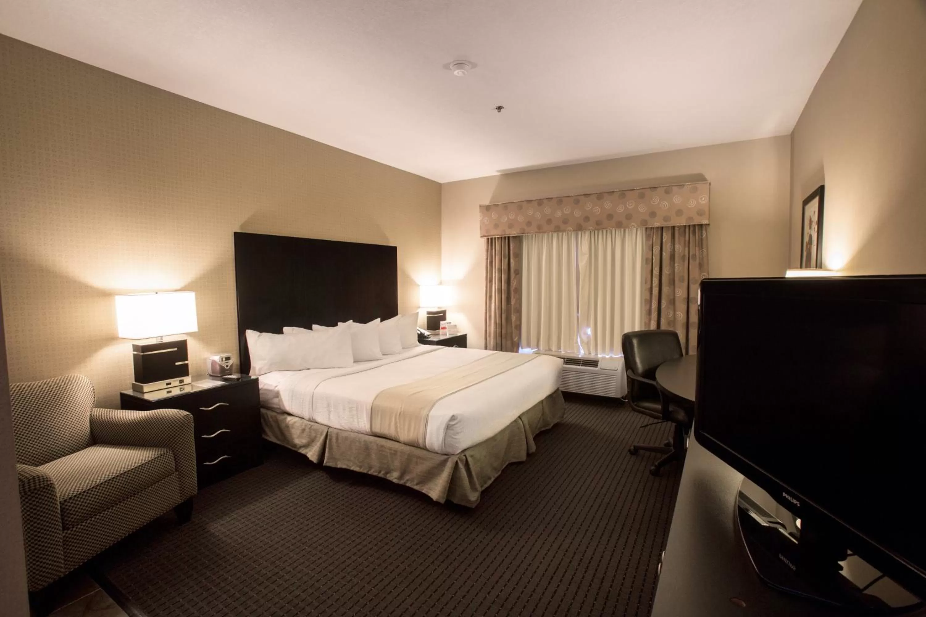Photo of the whole room, Bed in Holiday Inn St. Paul Northeast - Lake Elmo by IHG