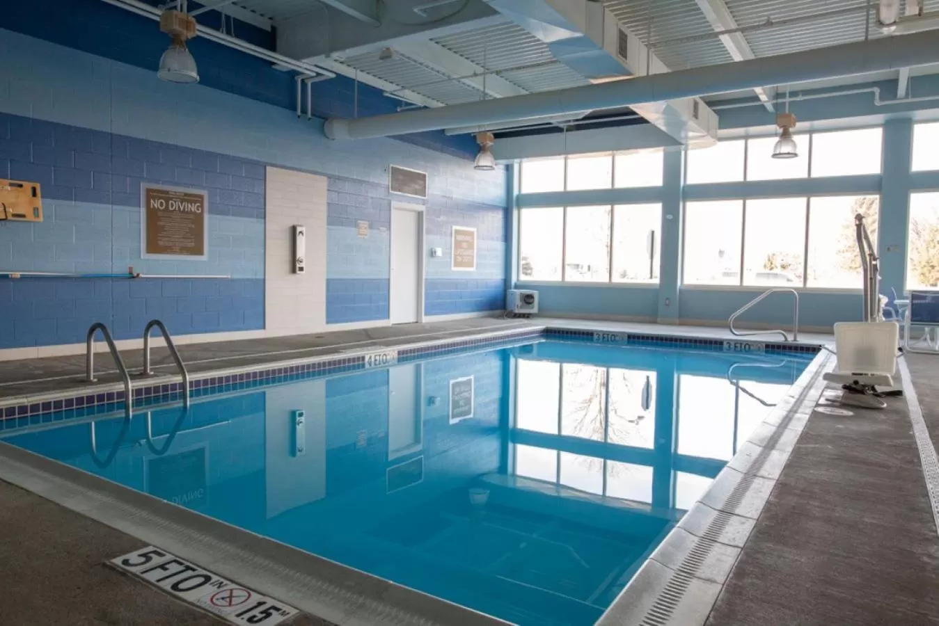 Swimming pool in Holiday Inn Express Columbus Airport Easton