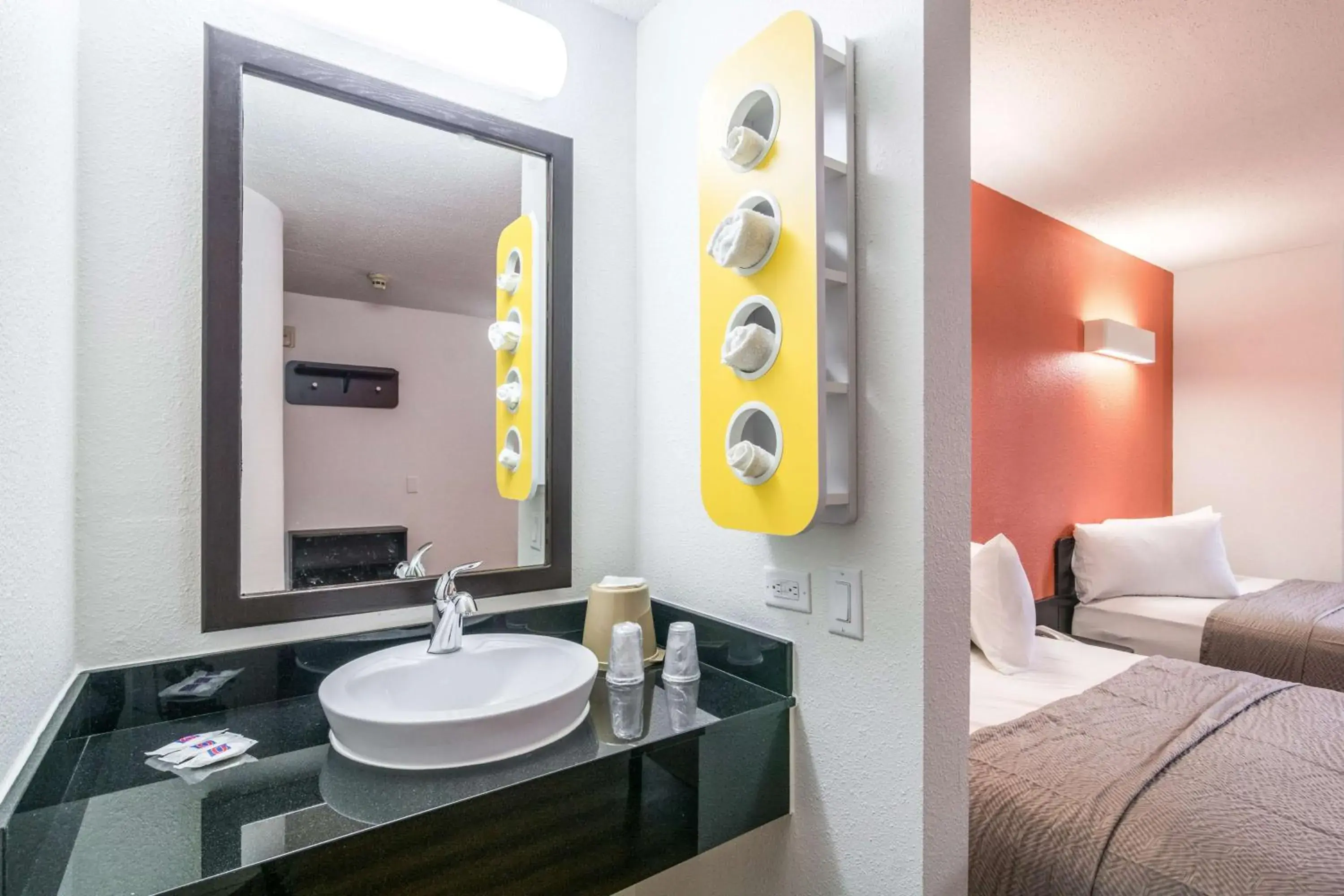 Queen Room - Non-Smoking in Motel 6-Harvey, IL Queen Room - Non-Smoking in Motel 6-Harvey, IL