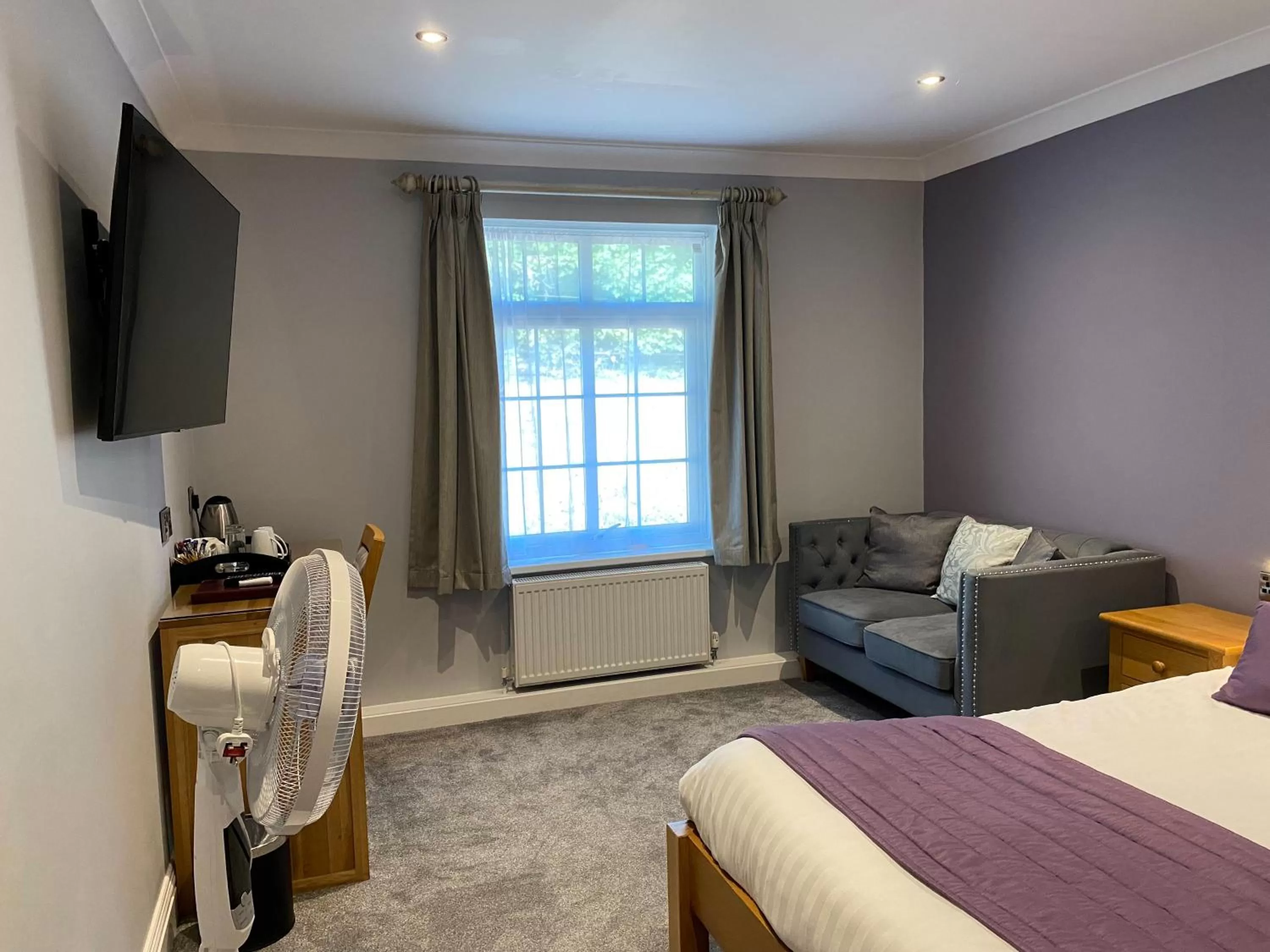 Bedroom, Bed in Exeter Court Hotel