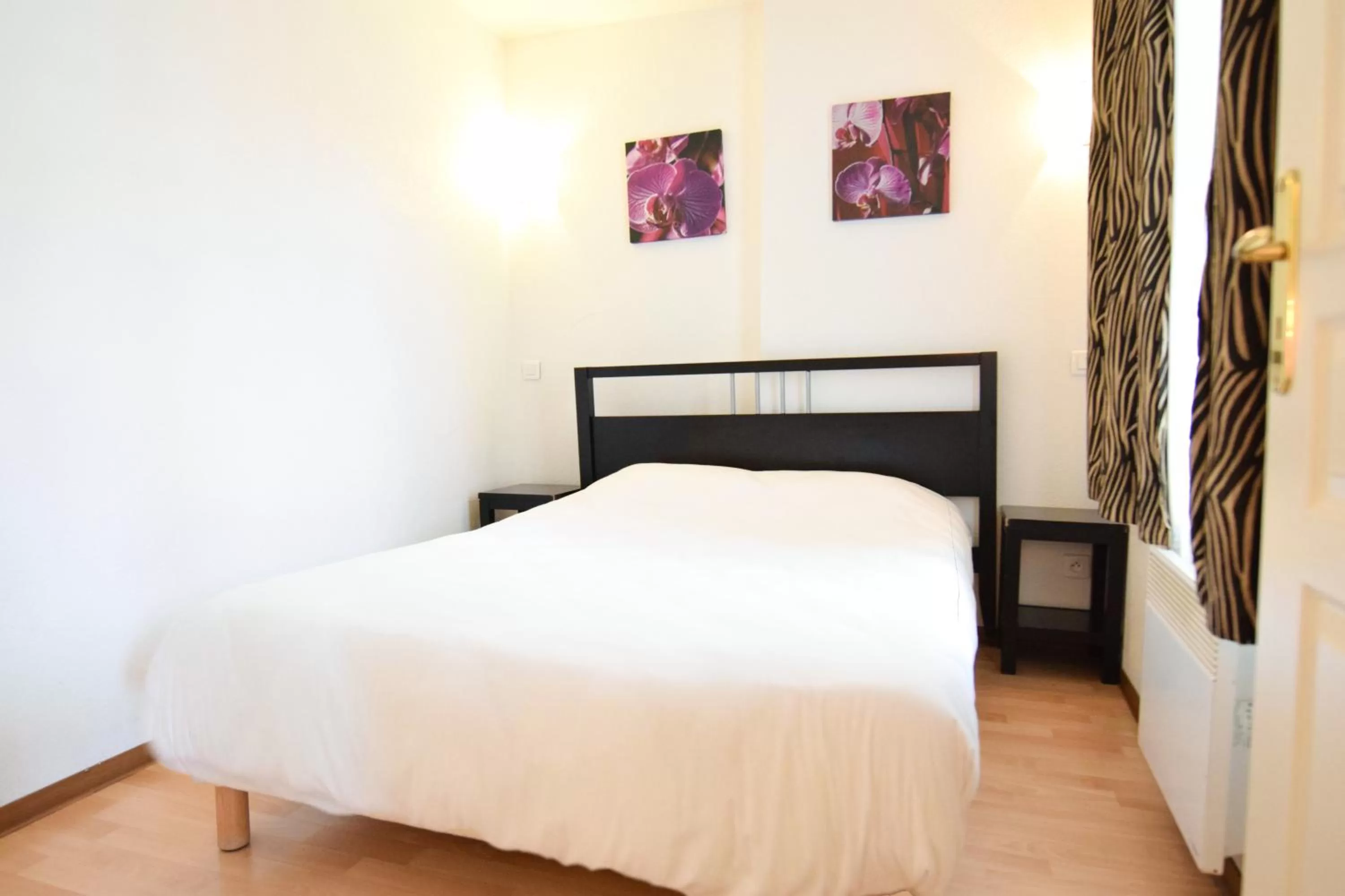 Photo of the whole room, Bed in Residhotel Mulhouse Centre