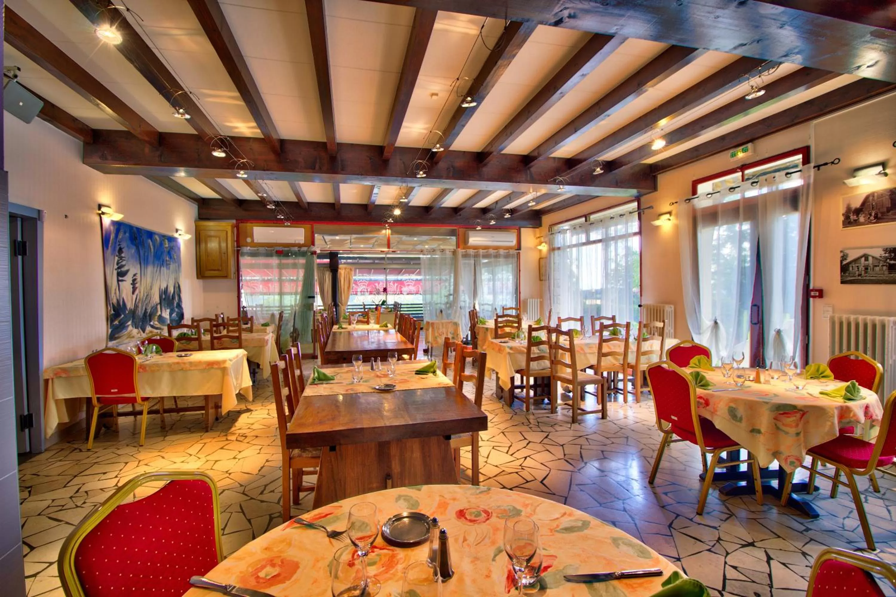 Restaurant/places to eat in Logis Hôtel Restaurant Le Chalet du Mont Roland