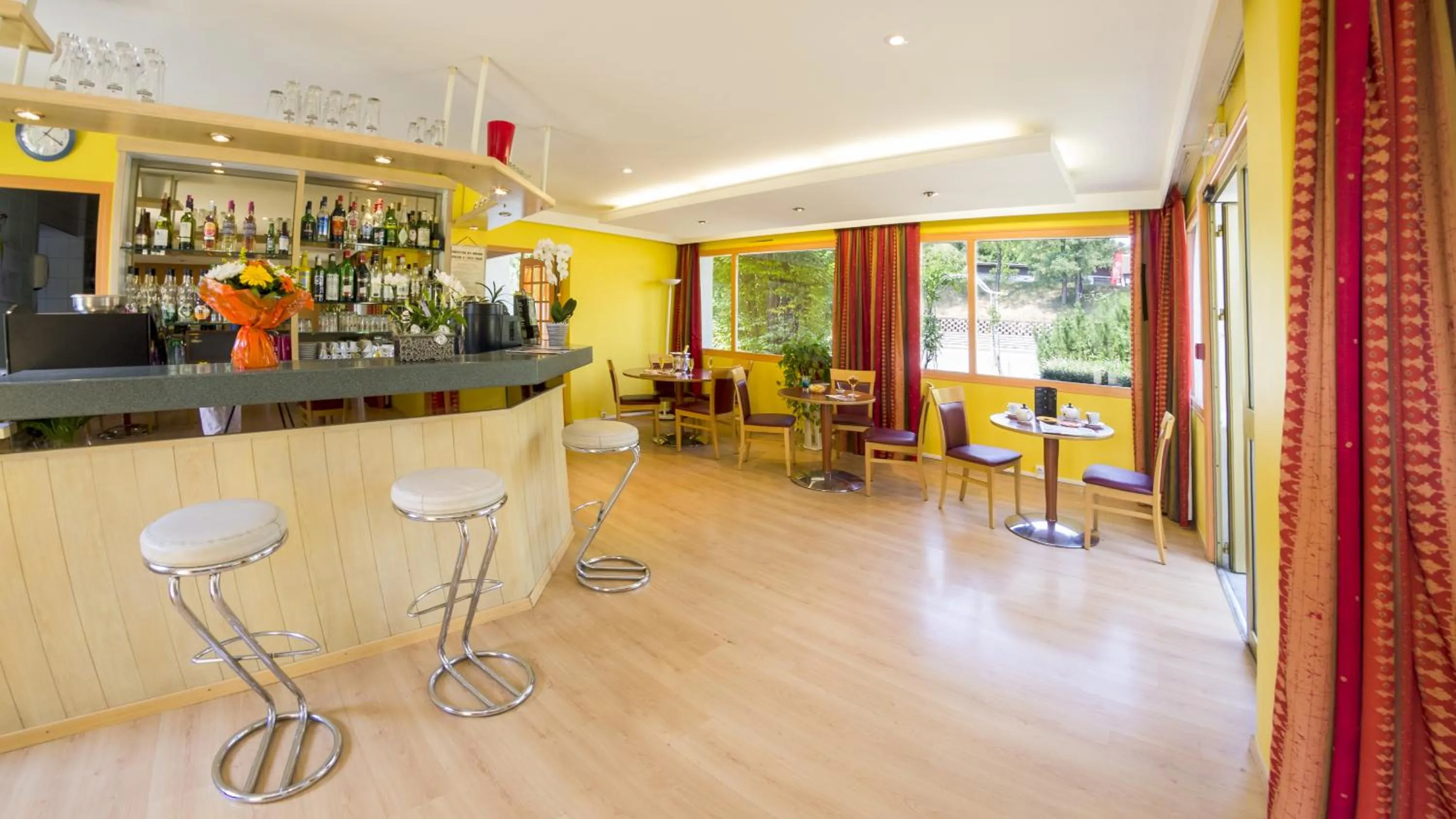 Lounge or bar in Cit'Hotel Avantici Gap