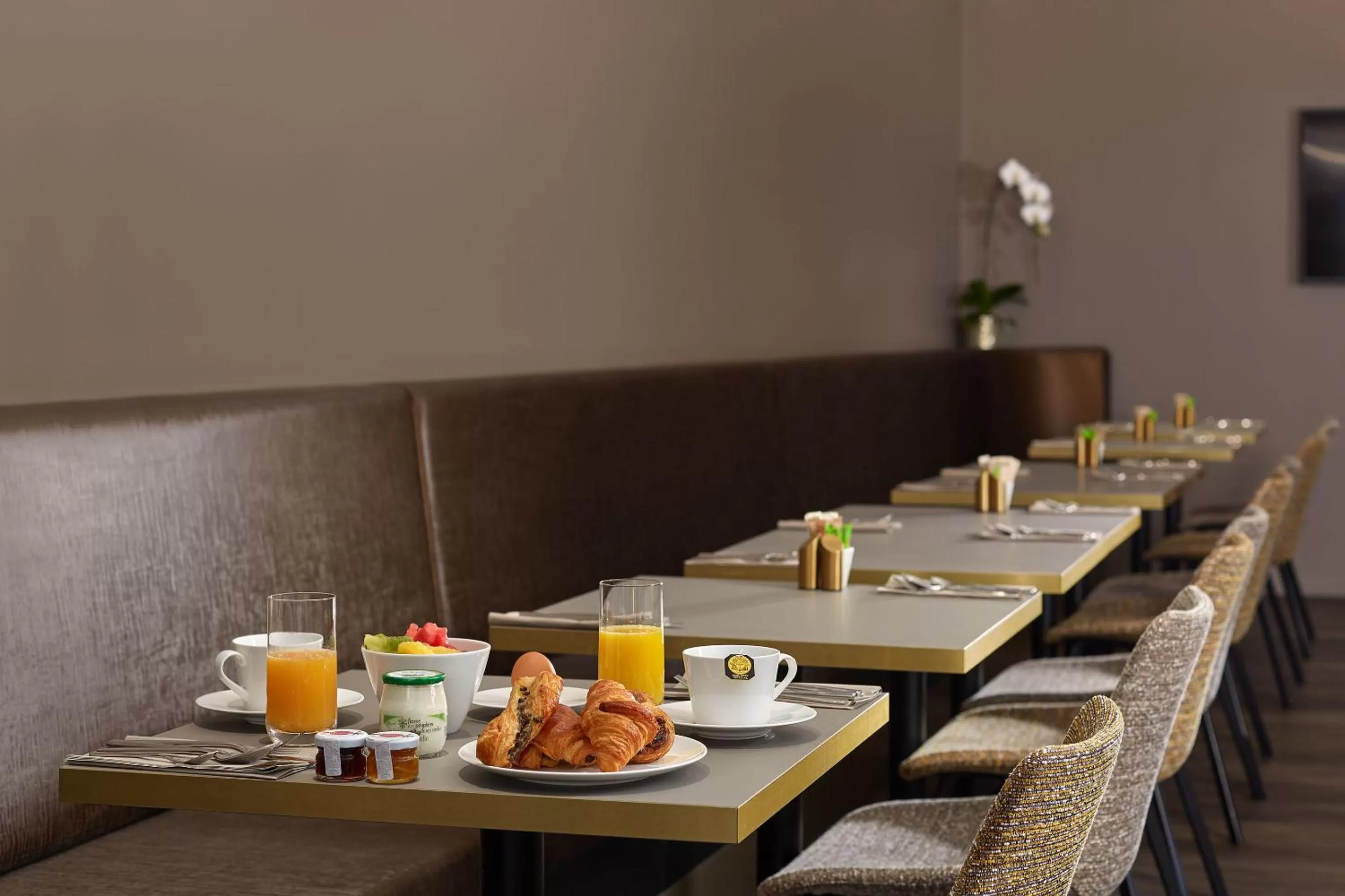 Breakfast in Auteuil Tour Eiffel