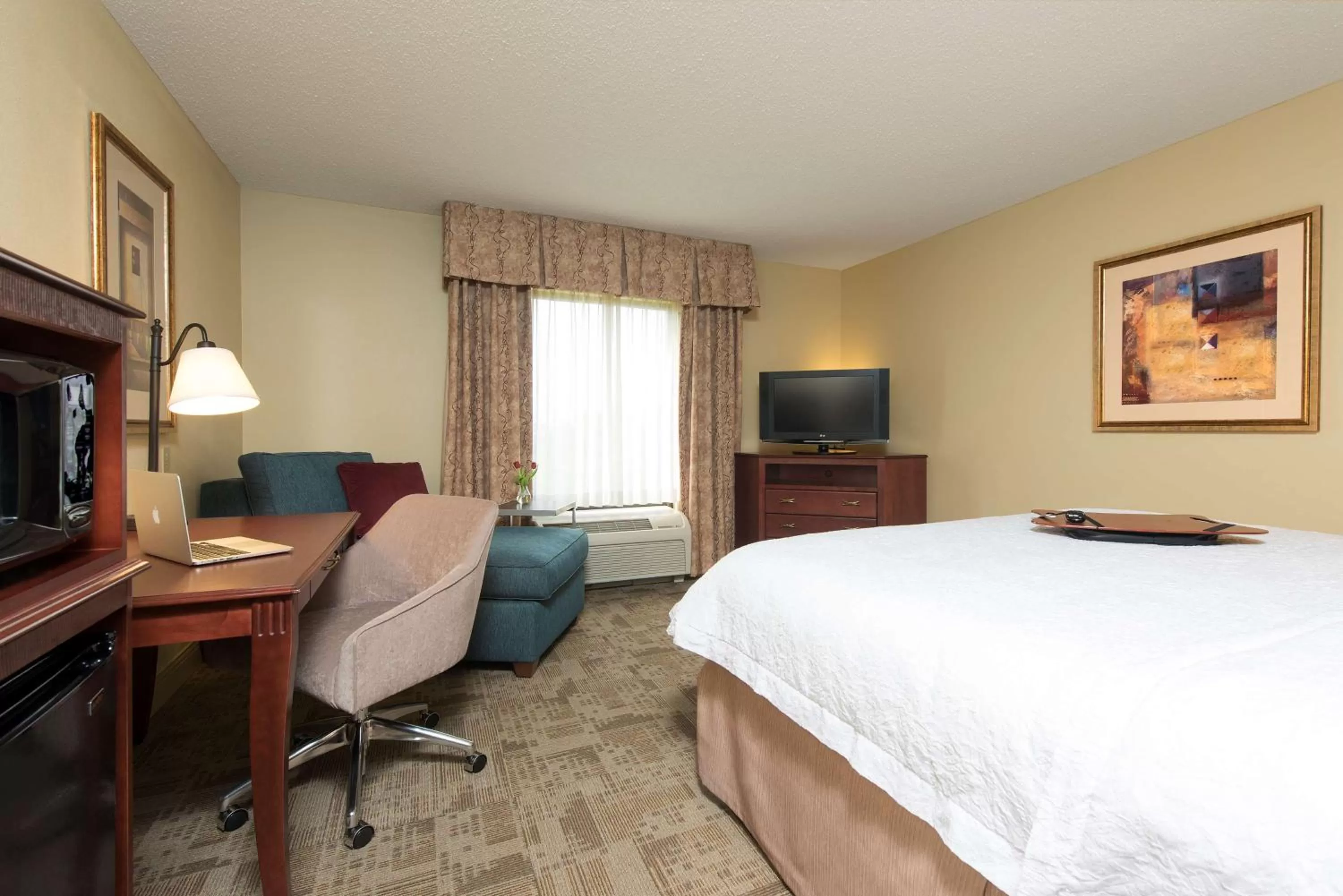 Bed in Hampton Inn & Suites Bloomington-Normal