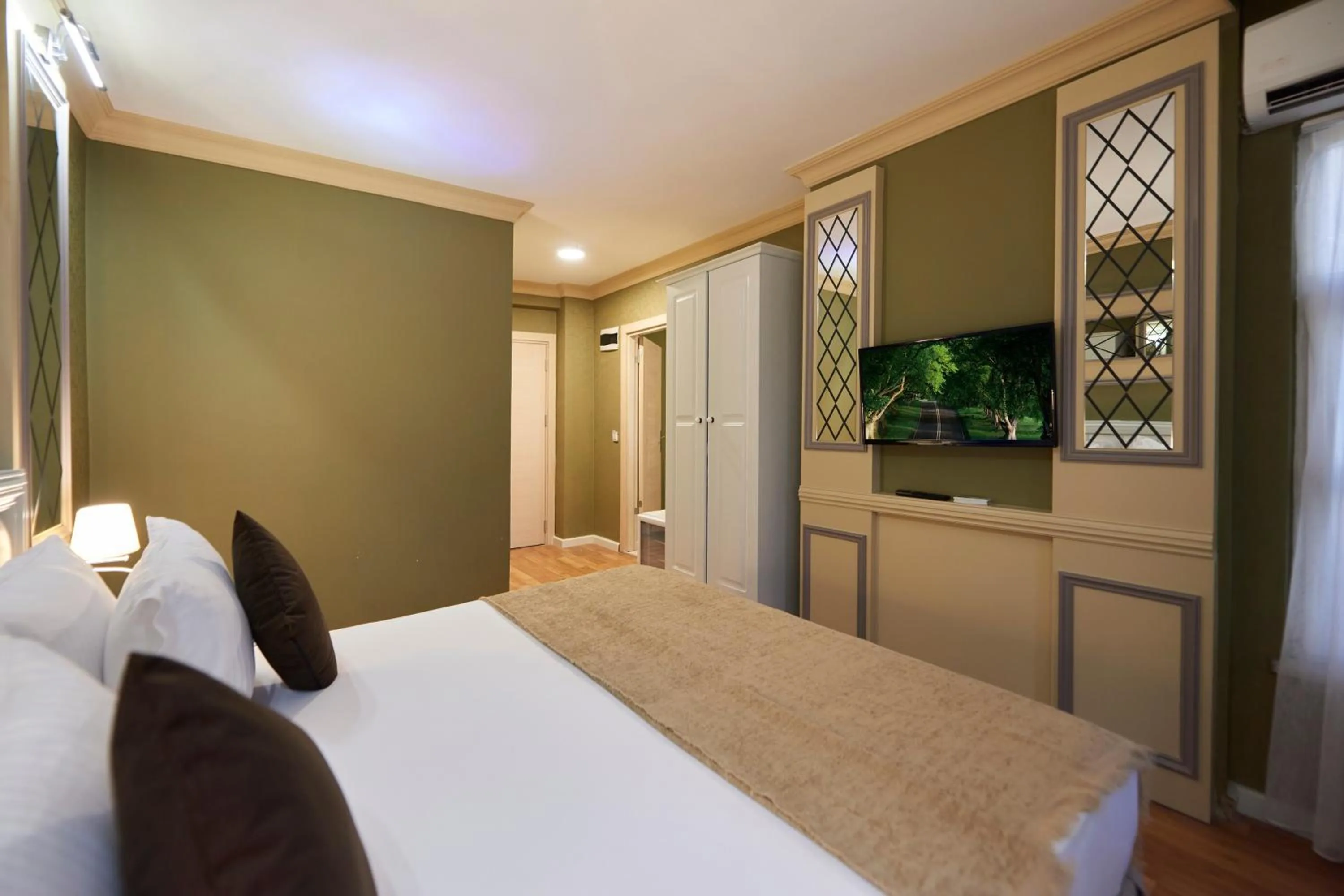 Photo of the whole room, Bed in Sunlight Hotel