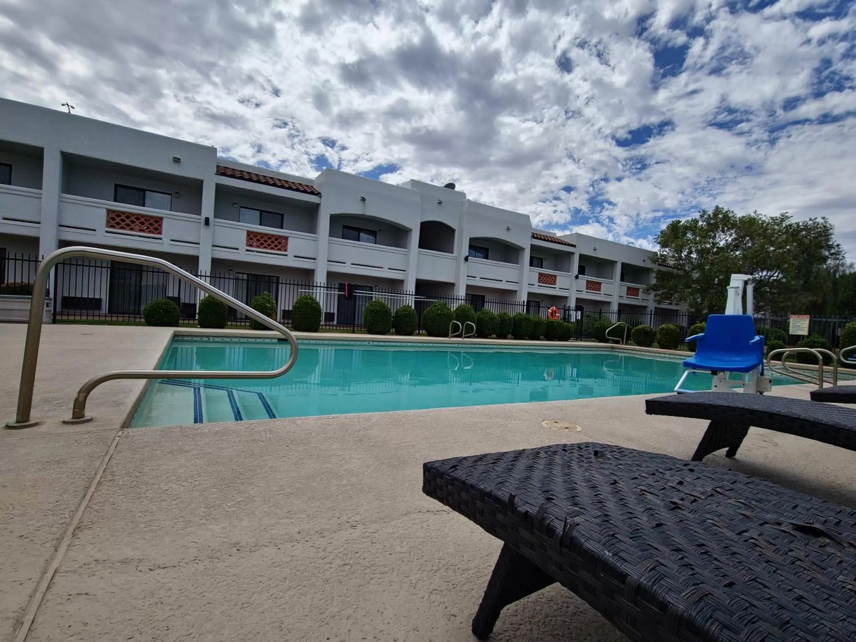 Property building in Los Viajeros Inn