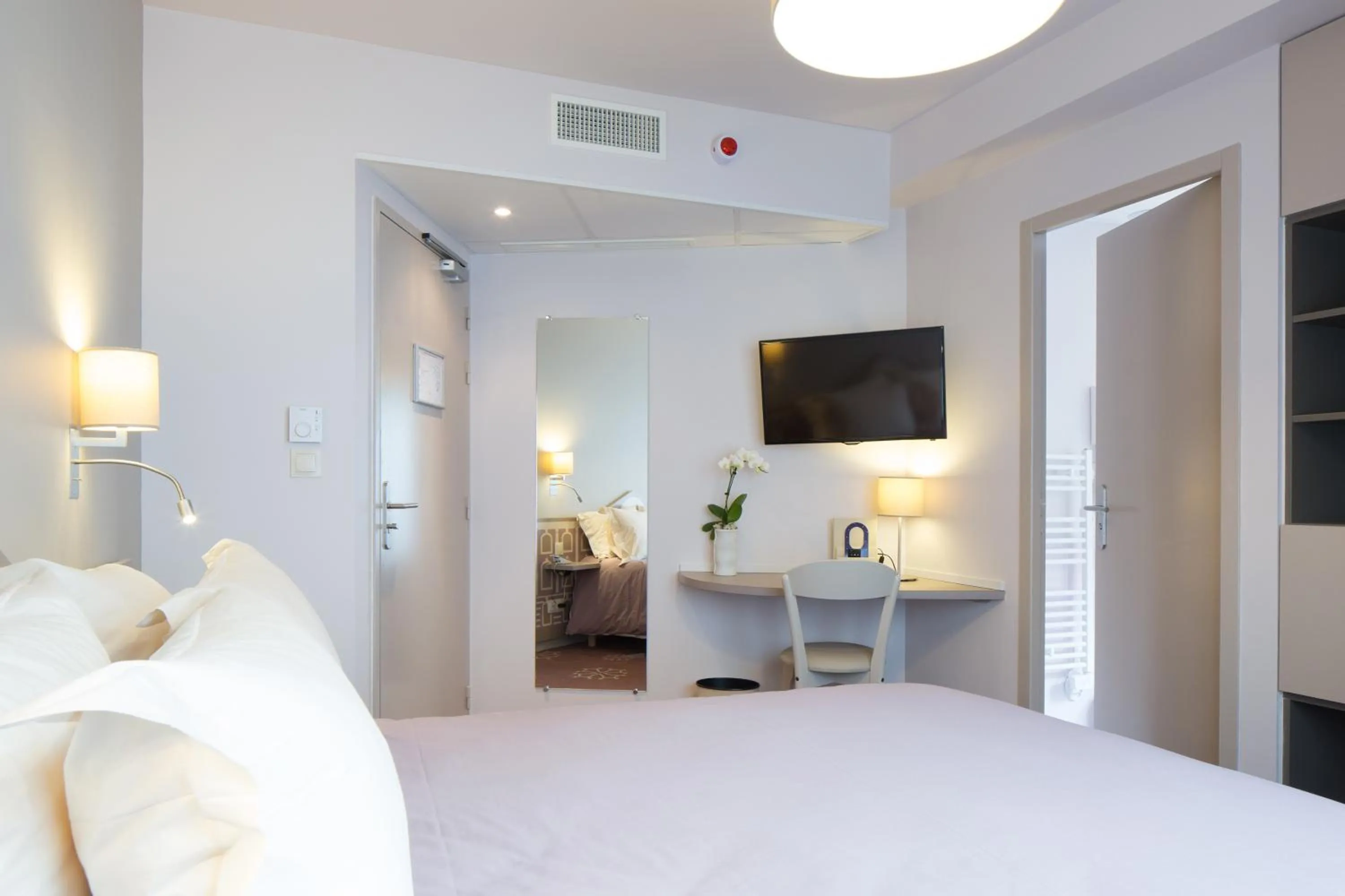 Photo of the whole room, Bed in Hôtel Ours Blanc - Wilson