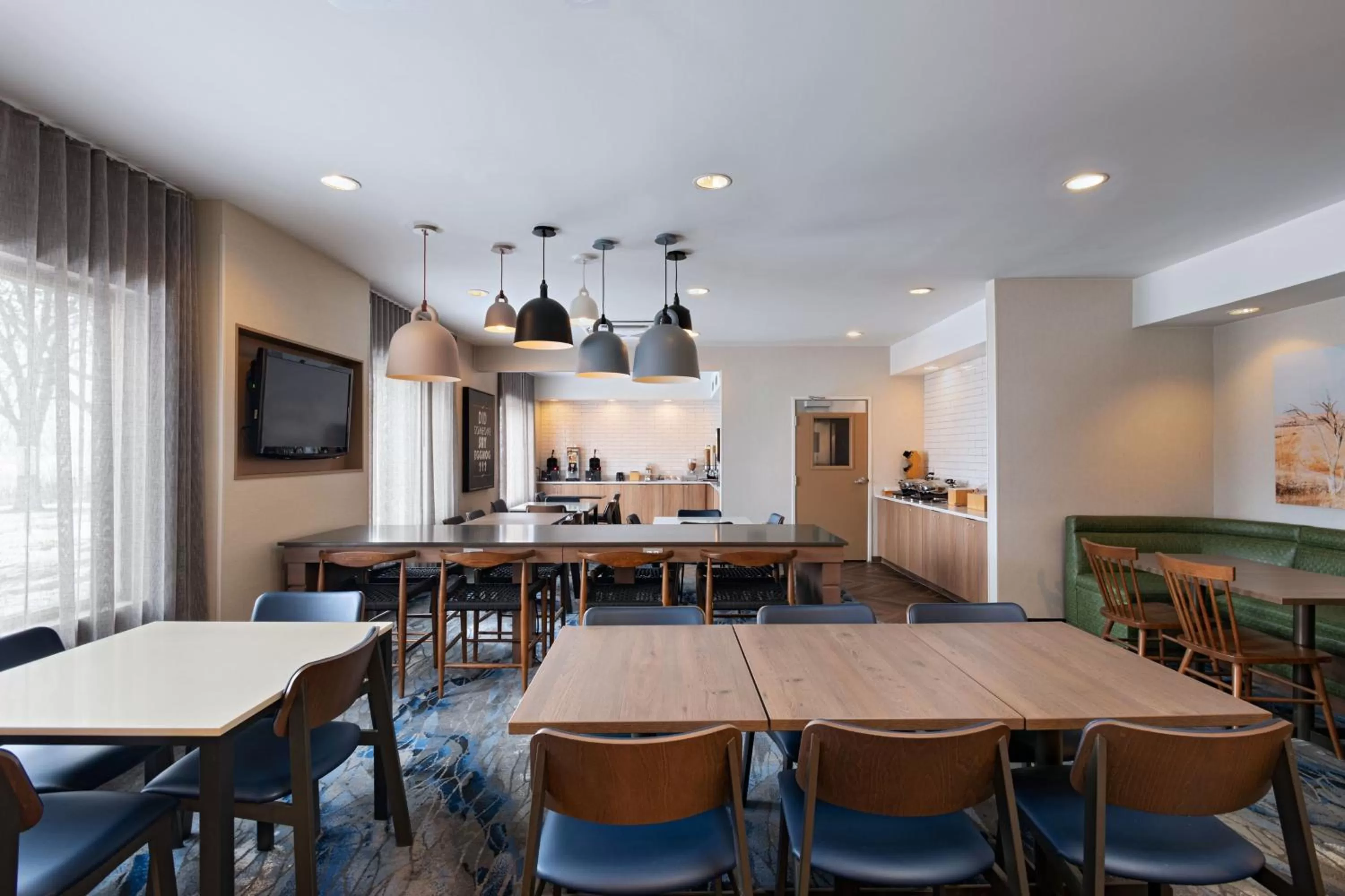 Breakfast in Fairfield Inn & Suites Kansas City Airport