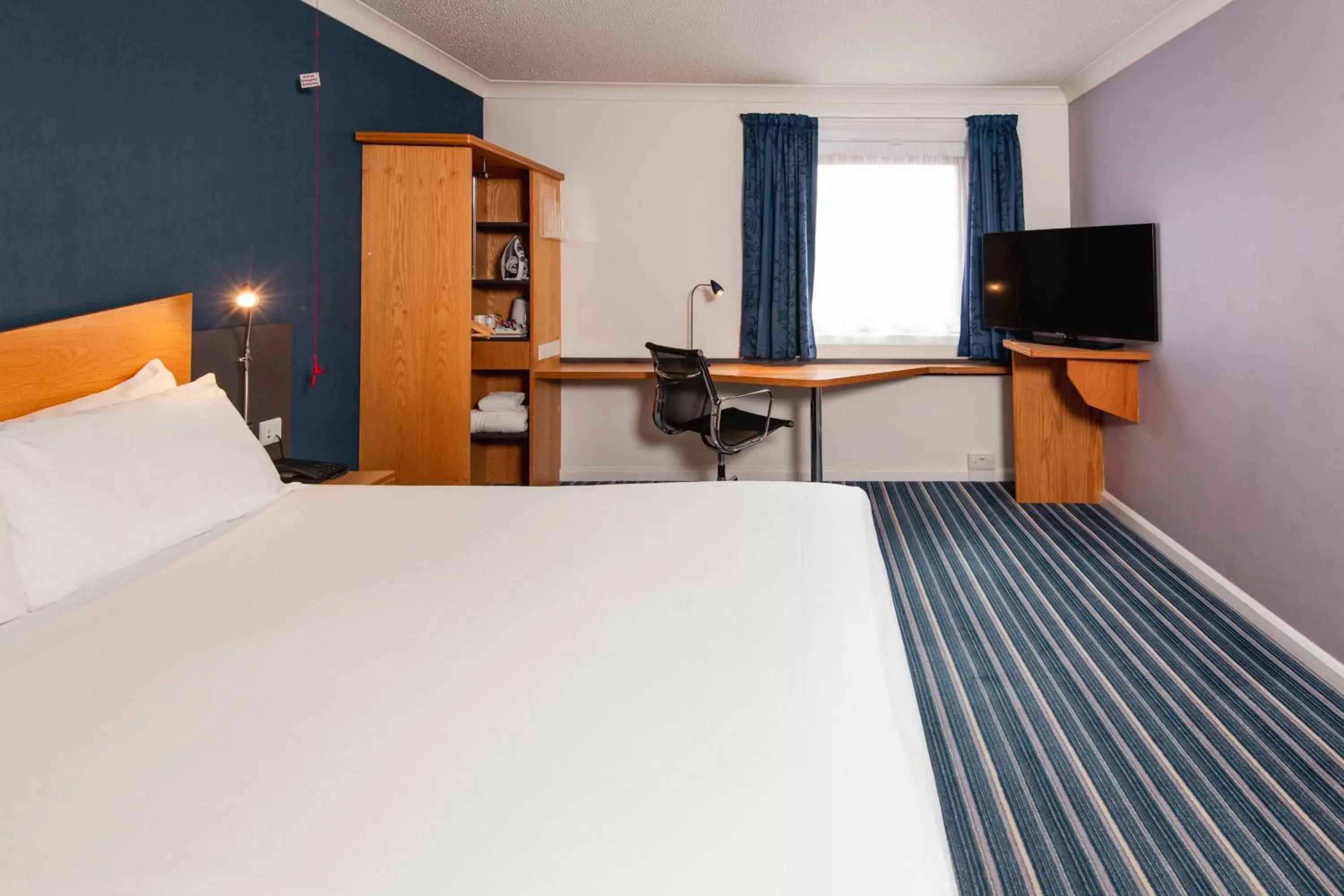 Double Room - Disability Access in Holiday Inn Express London Chingford, an IHG Hotel Double Room - Disability Access in Holiday Inn Express London Chingford, an IHG Hotel