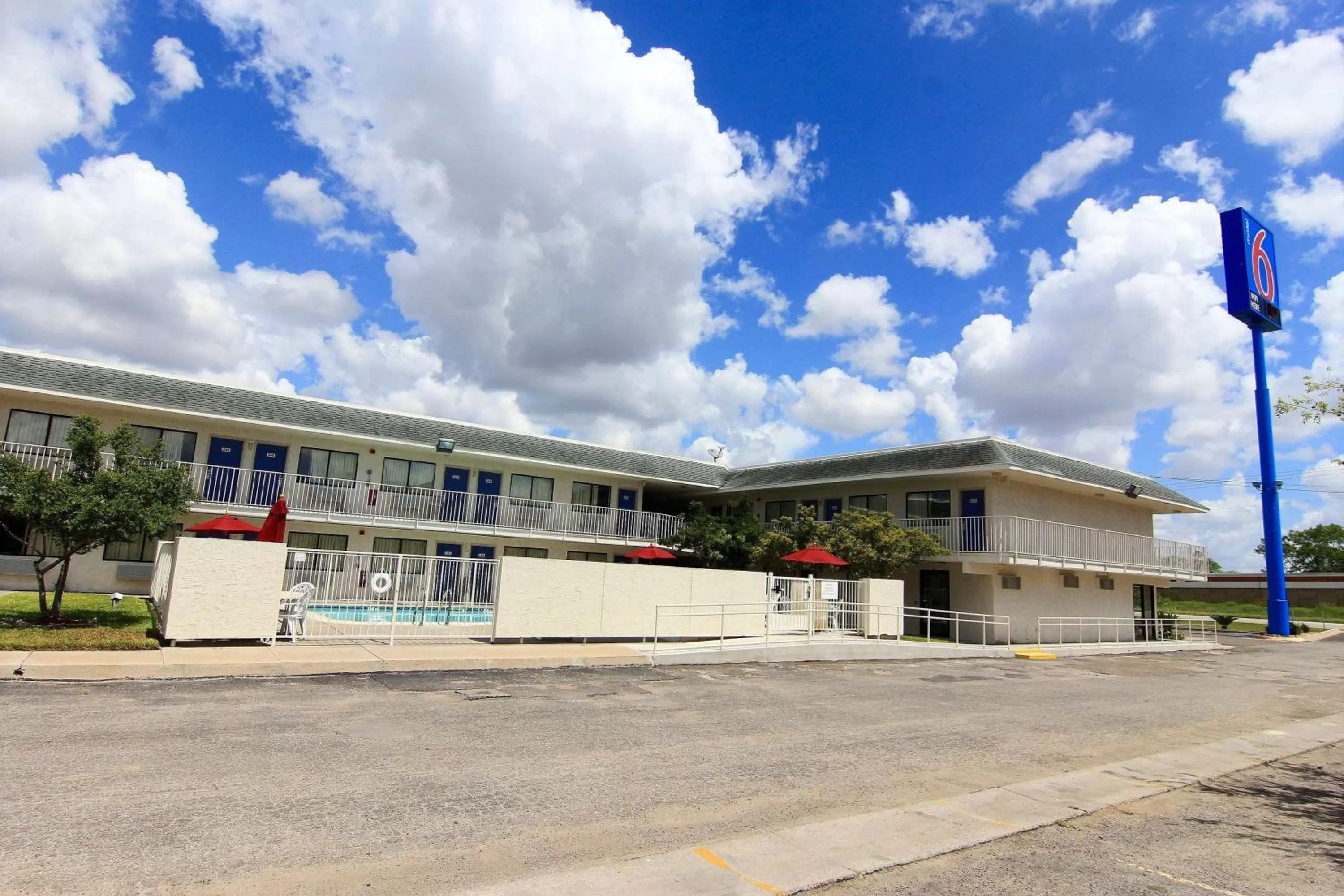 Property building in Motel 6-Kingsville, TX