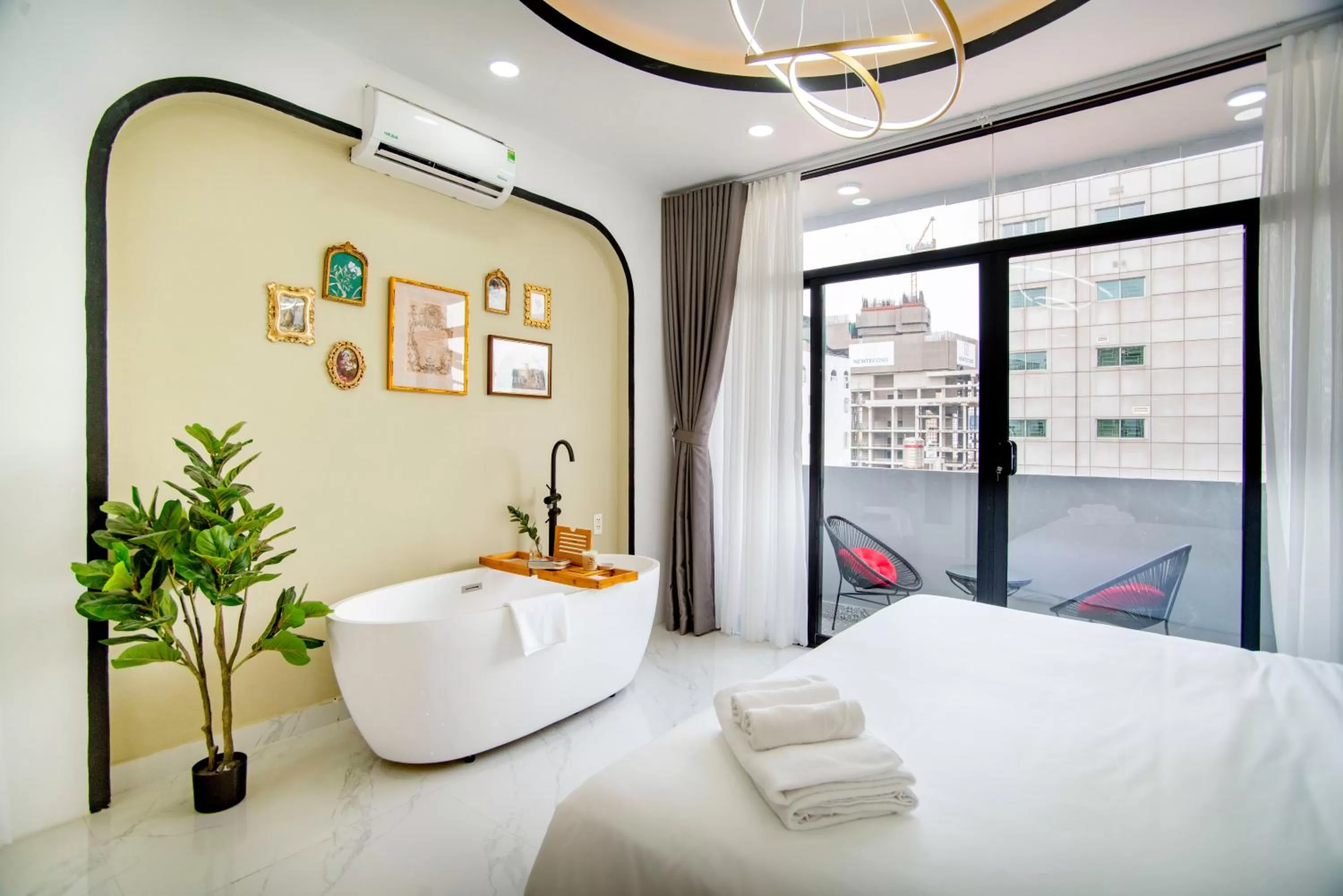 Balcony/Terrace, Bed in SAZI BEN THANH Hotel HCM